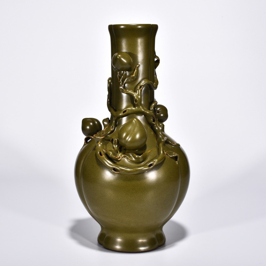 Qing Dynasty Qianlong tea powder-glazed longevity peach vase