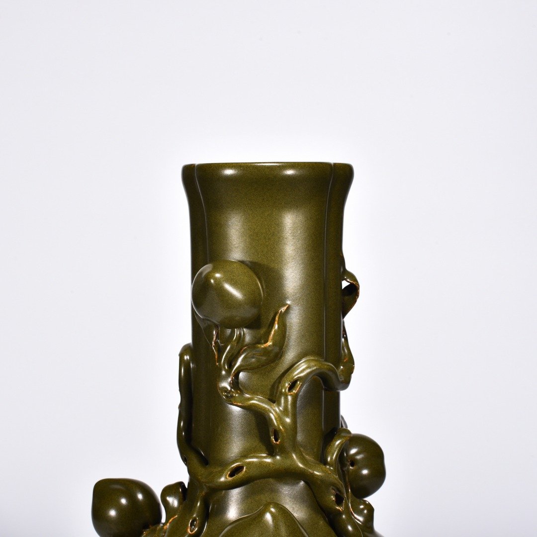 Qing Dynasty Qianlong tea powder-glazed longevity peach vase