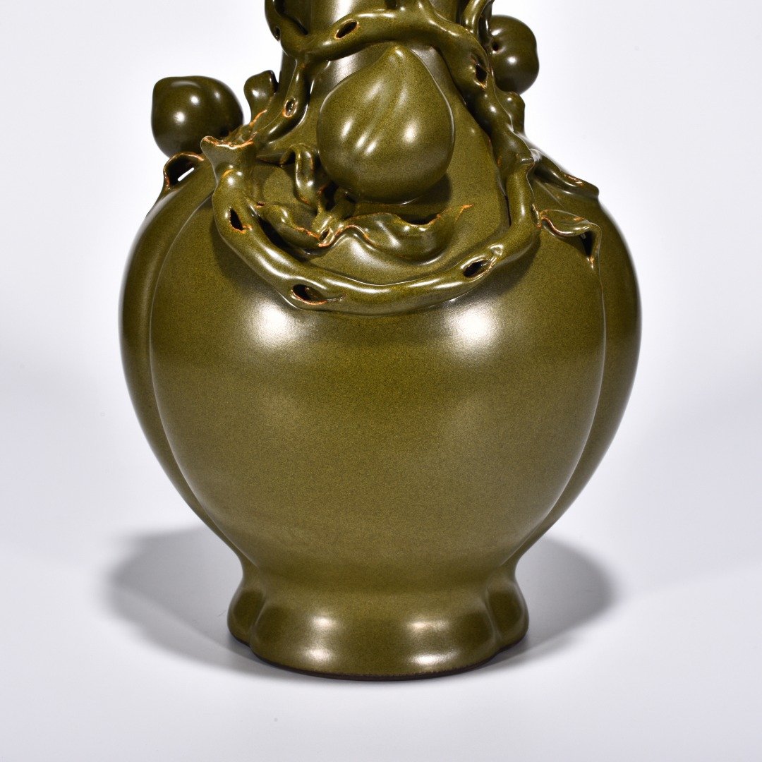 Qing Dynasty Qianlong tea powder-glazed longevity peach vase