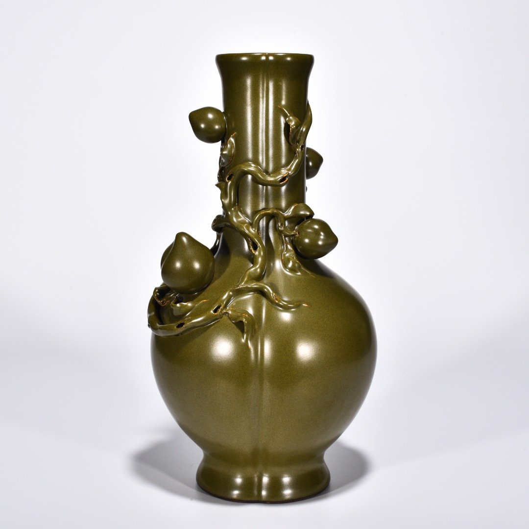 Qing Dynasty Qianlong tea powder-glazed longevity peach vase