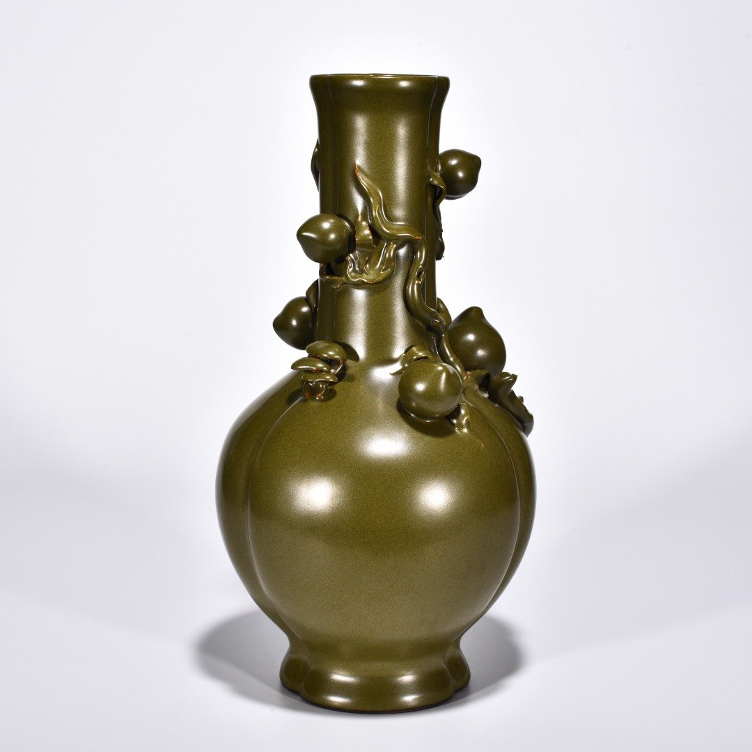 Qing Dynasty Qianlong tea powder-glazed longevity peach vase