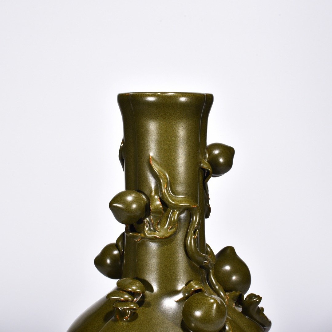 Qing Dynasty Qianlong tea powder-glazed longevity peach vase