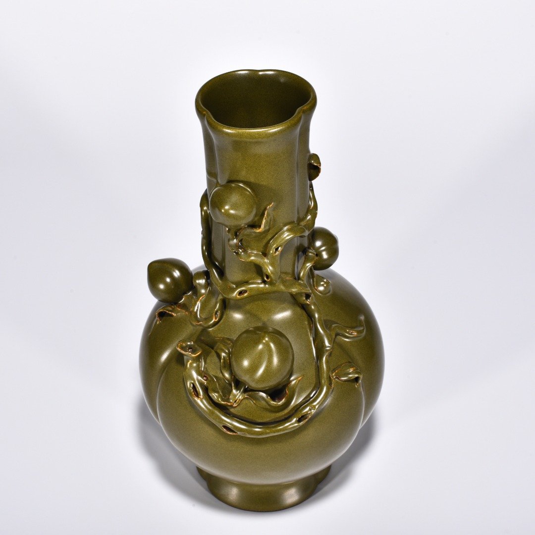 Qing Dynasty Qianlong tea powder-glazed longevity peach vase