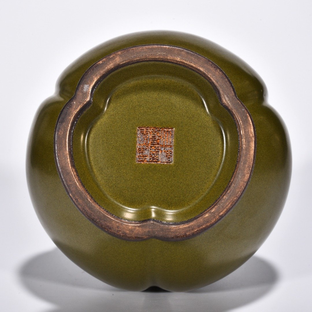 Qing Dynasty Qianlong tea powder-glazed longevity peach vase