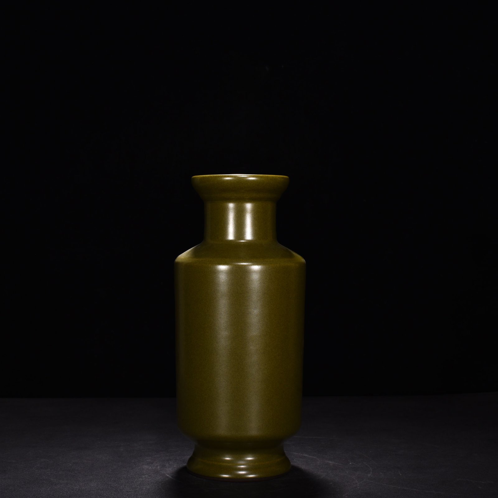 Qing Dynasty Qianlong tea powder glaze hammer bottle