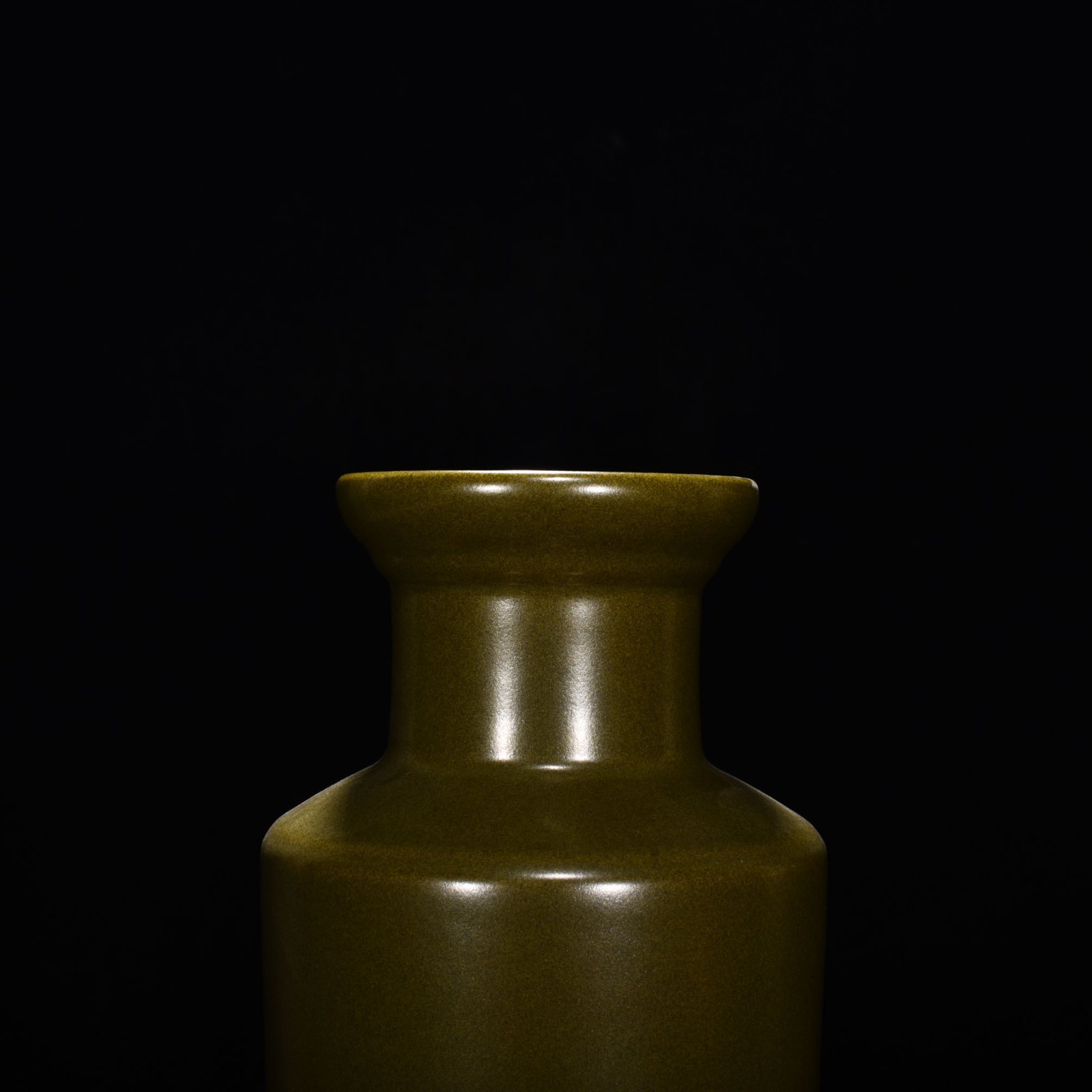 Qing Dynasty Qianlong tea powder glaze hammer bottle