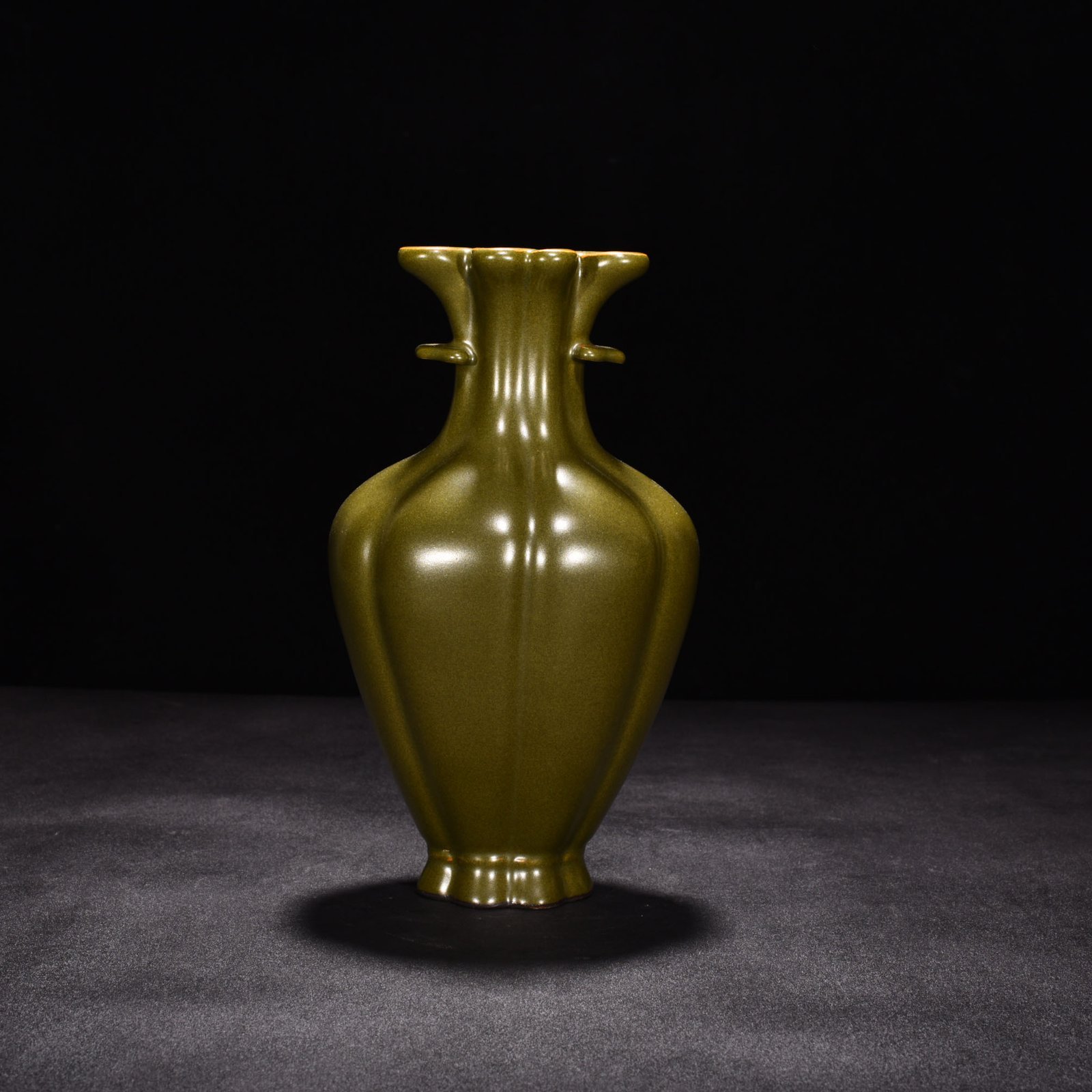 Qing Dynasty Qianlong tea powder-glazed crabapple bottle