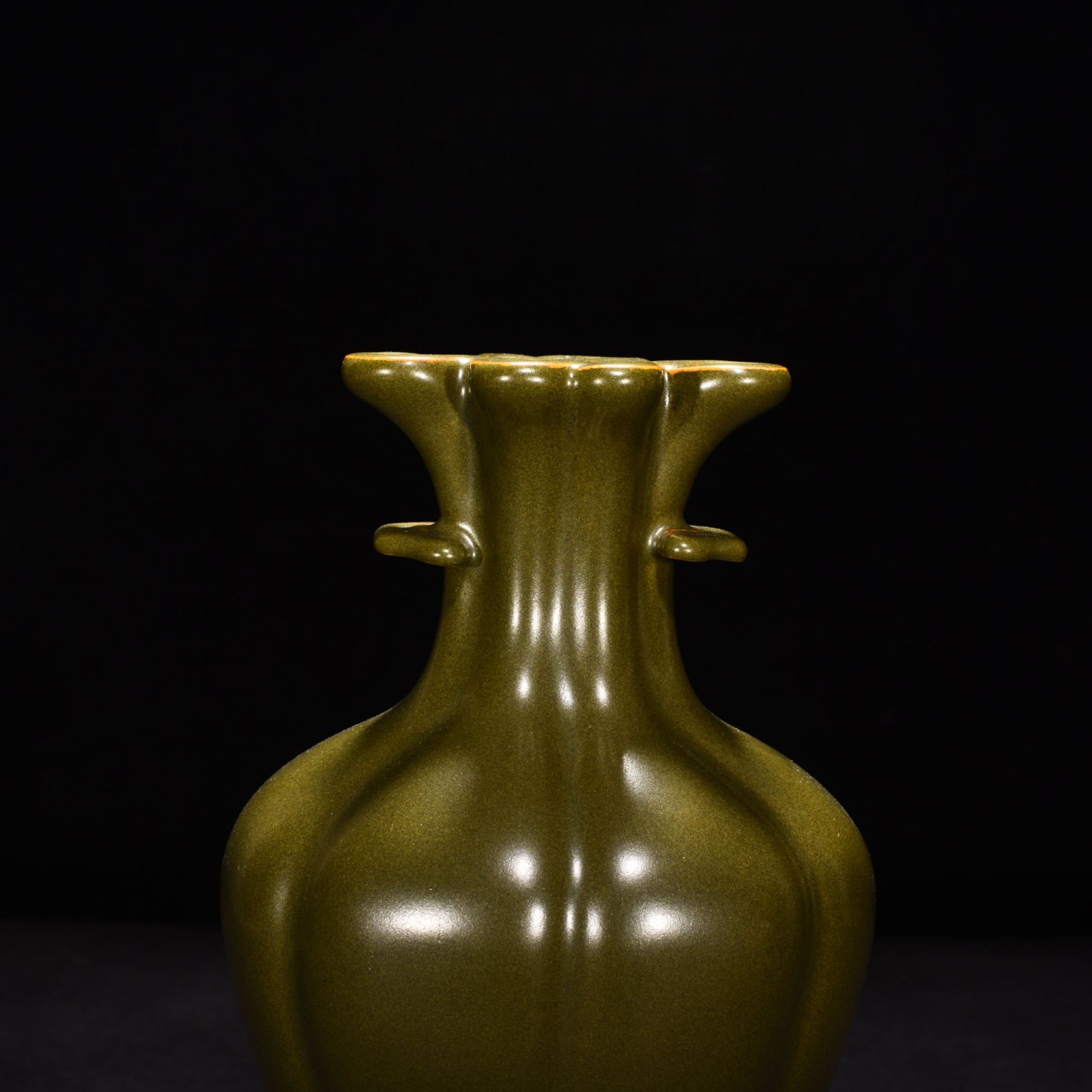 Qing Dynasty Qianlong tea powder-glazed crabapple bottle