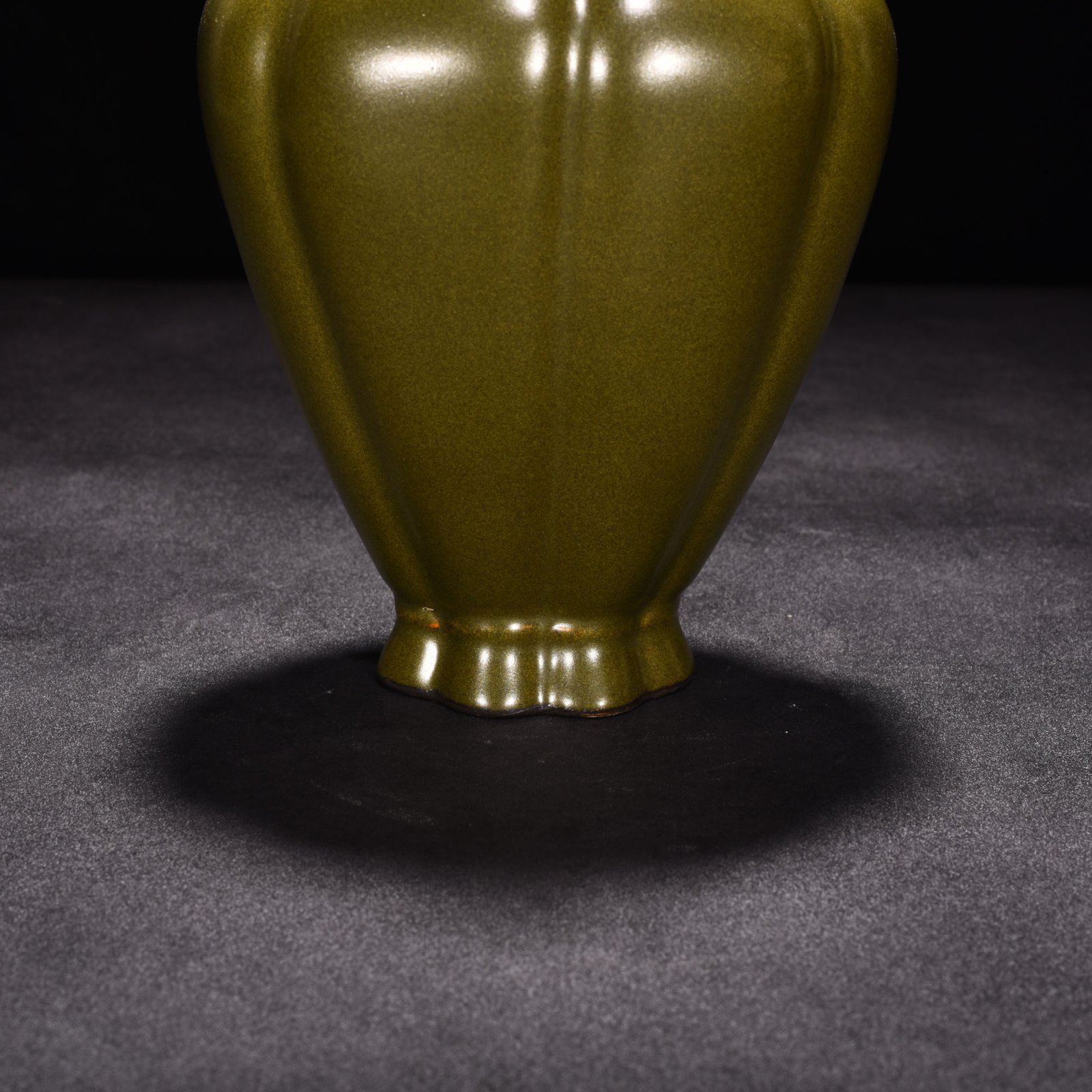 Qing Dynasty Qianlong tea powder-glazed crabapple bottle