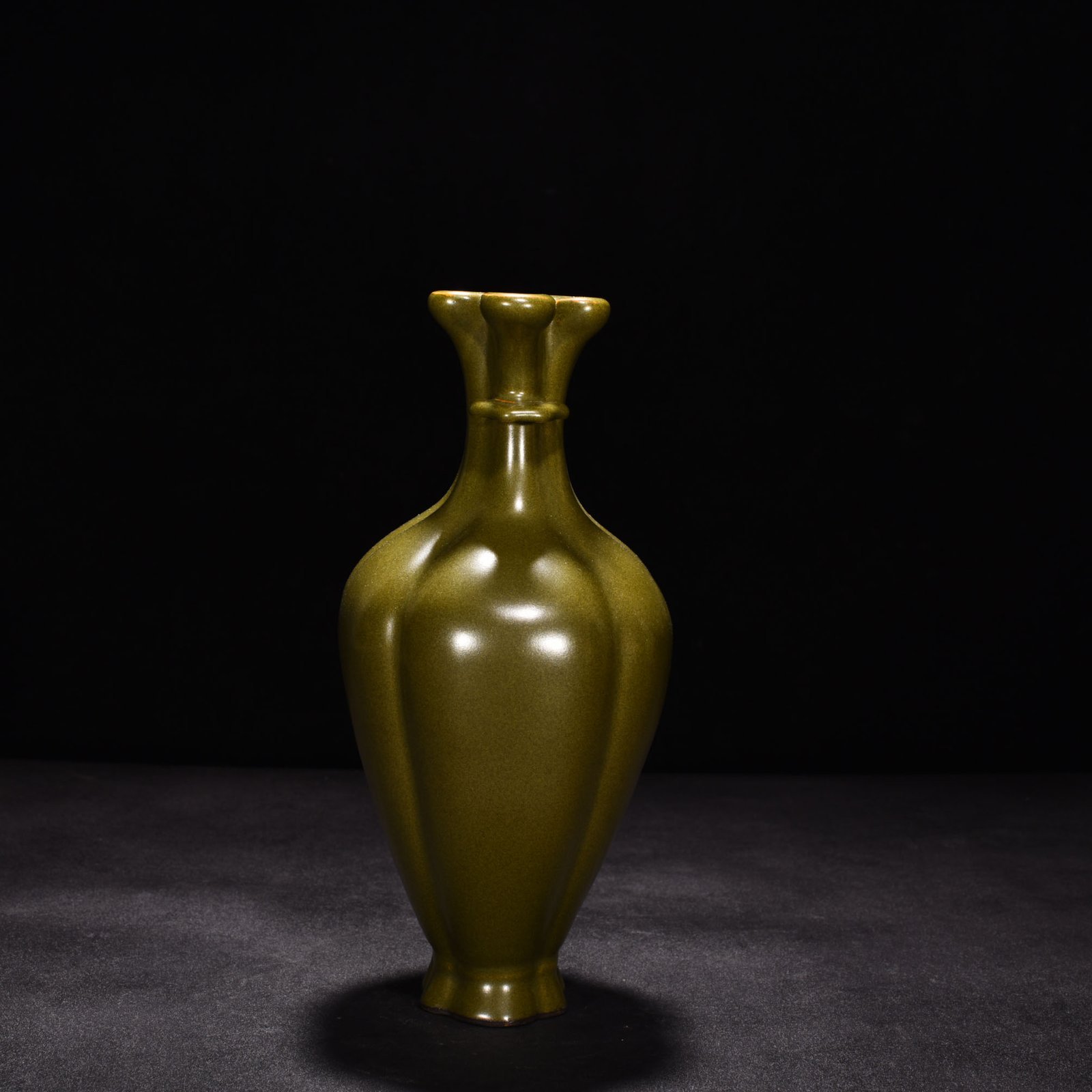 Qing Dynasty Qianlong tea powder-glazed crabapple bottle