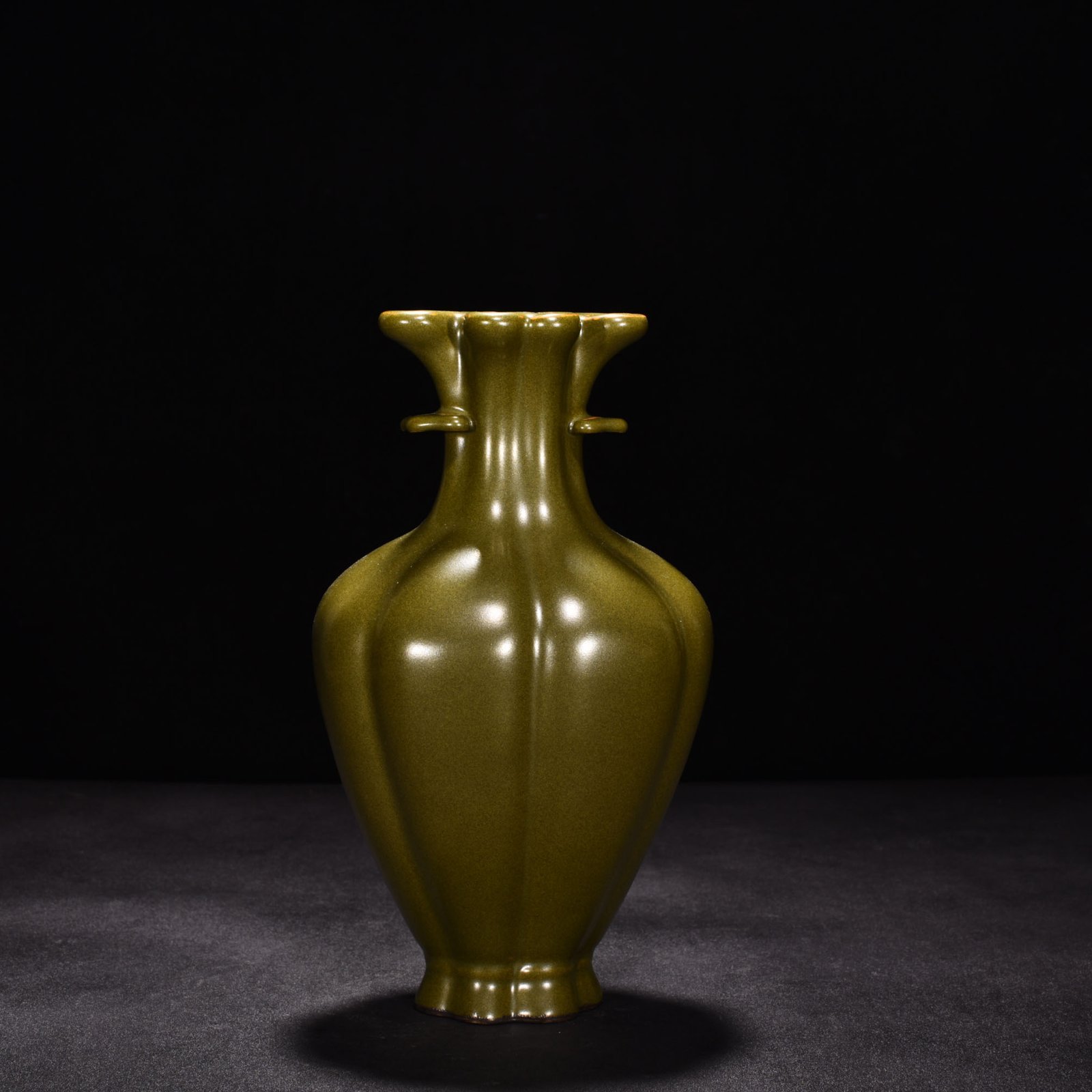 Qing Dynasty Qianlong tea powder-glazed crabapple bottle