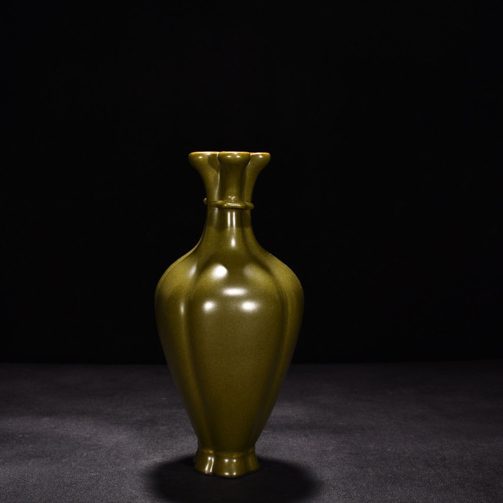 Qing Dynasty Qianlong tea powder-glazed crabapple bottle