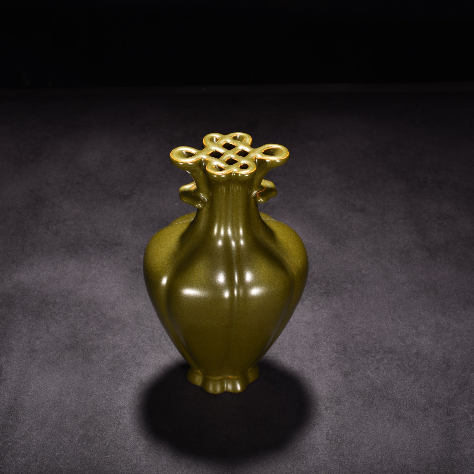 Qing Dynasty Qianlong tea powder-glazed crabapple bottle