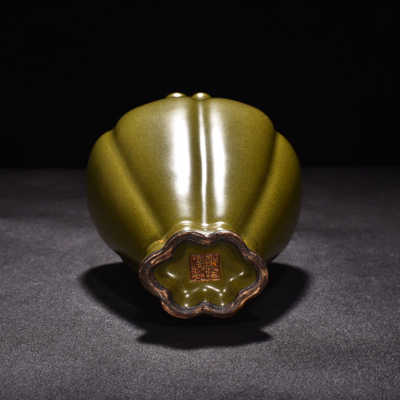 Qing Dynasty Qianlong tea powder-glazed crabapple bottle