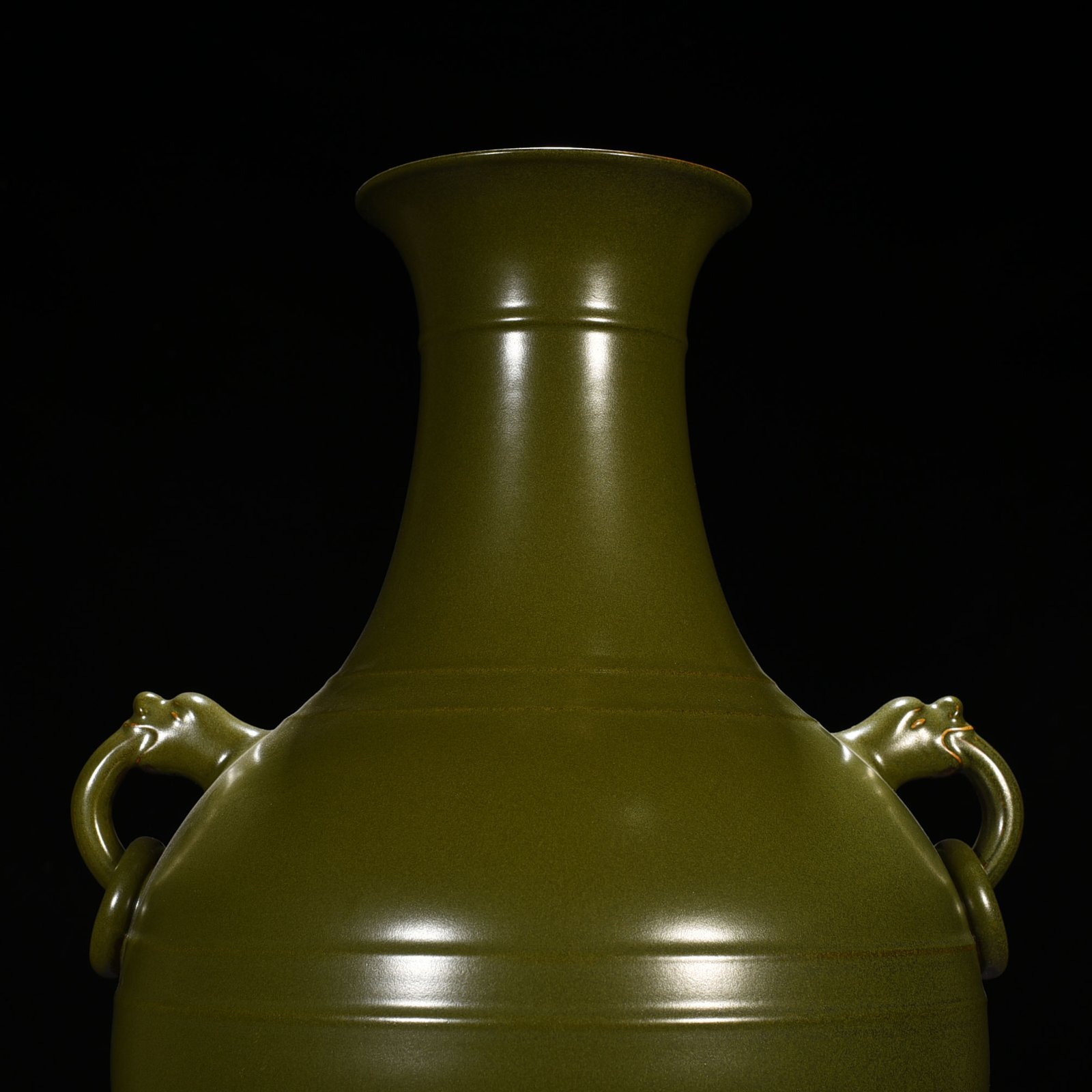 Qing Dynasty Qianlong tea powder-glazed amphorae with dazzlings
