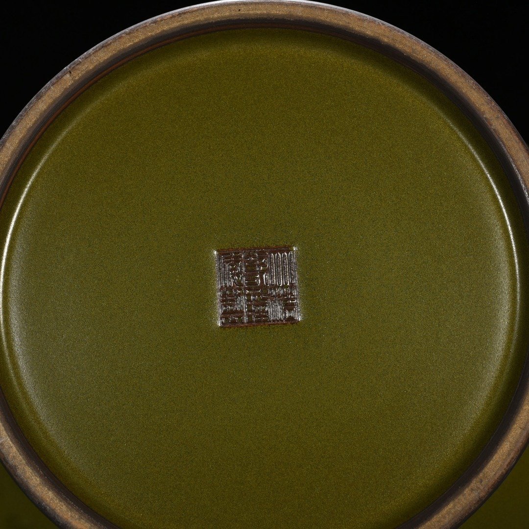 Qing Dynasty Qianlong tea powder glaze with dazzling ear-shaped statue