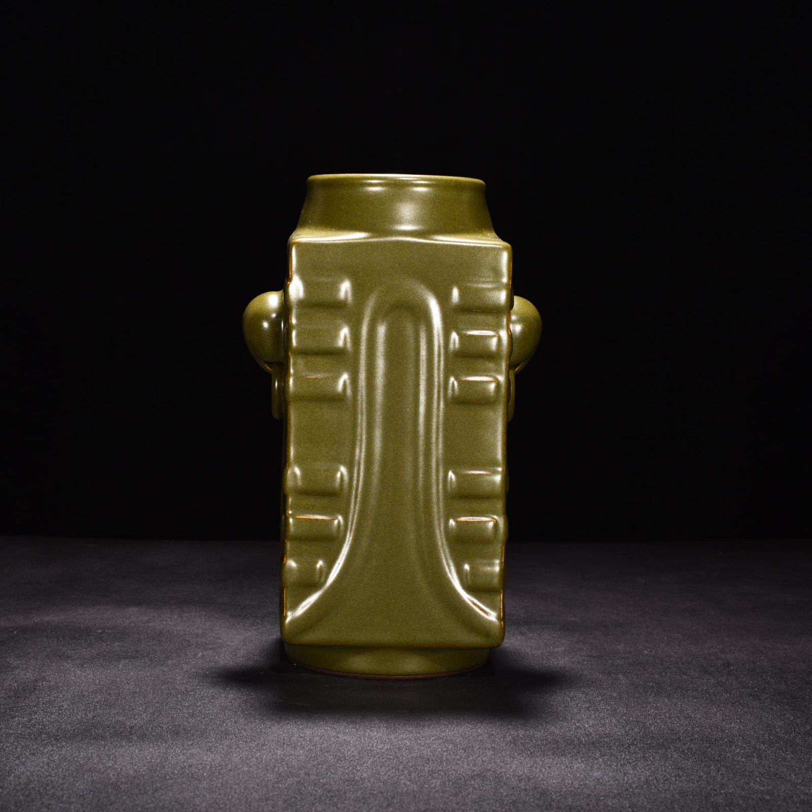 Qing Dynasty Qianlong tea powder-glazed Cong-style elephant ear bottle