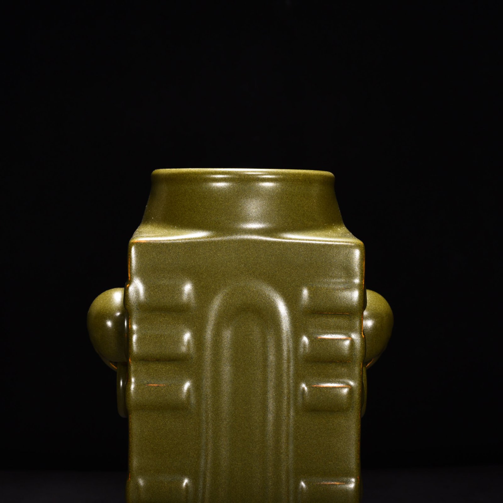 Qing Dynasty Qianlong tea powder-glazed Cong-style elephant ear bottle