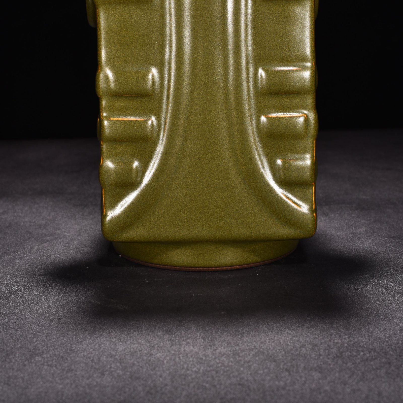 Qing Dynasty Qianlong tea powder-glazed Cong-style elephant ear bottle