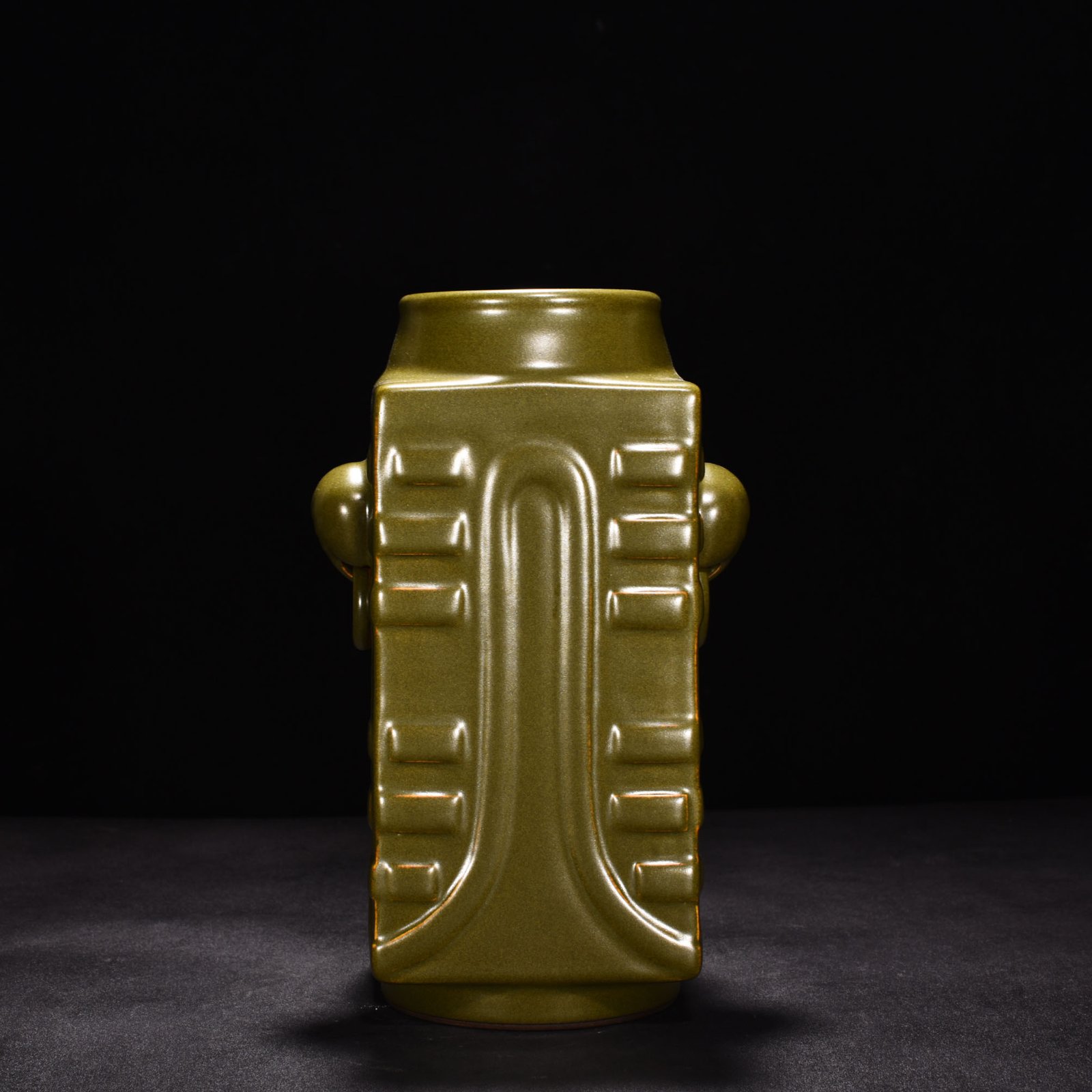 Qing Dynasty Qianlong tea powder-glazed Cong-style elephant ear bottle