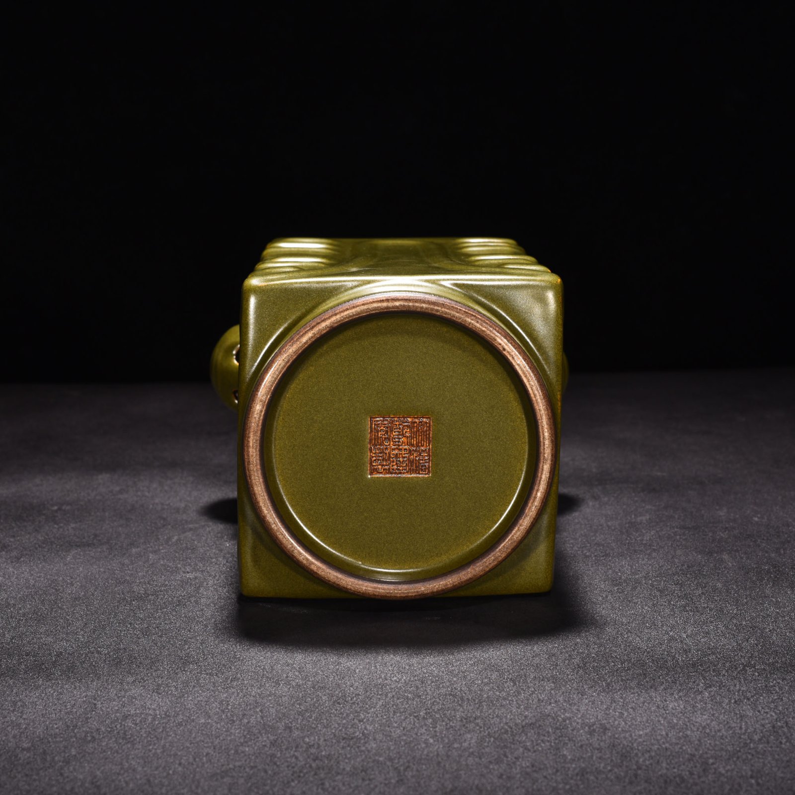 Qing Dynasty Qianlong tea powder-glazed Cong-style elephant ear bottle