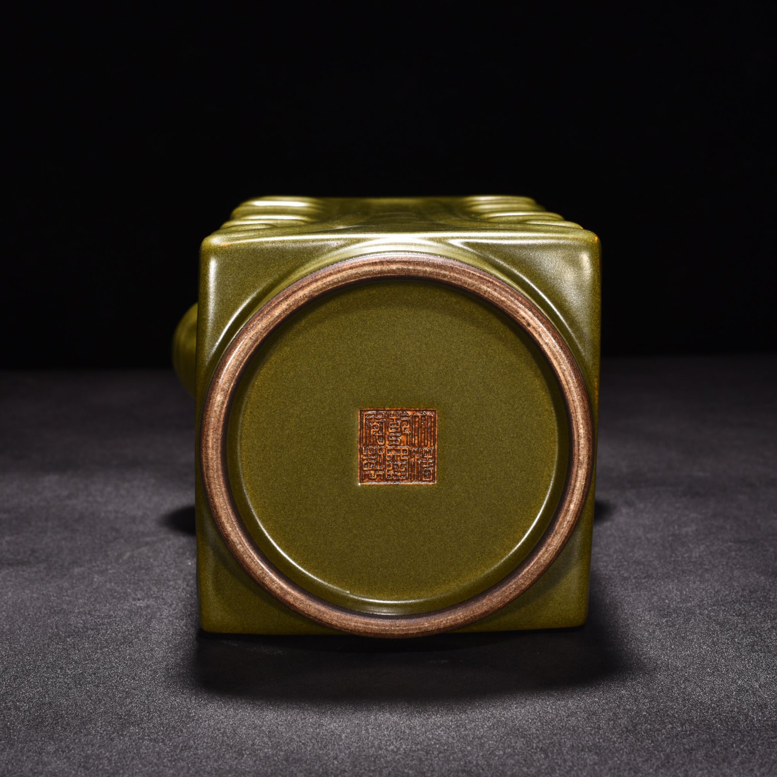 Qing Dynasty Qianlong tea powder-glazed Cong-style elephant ear bottle