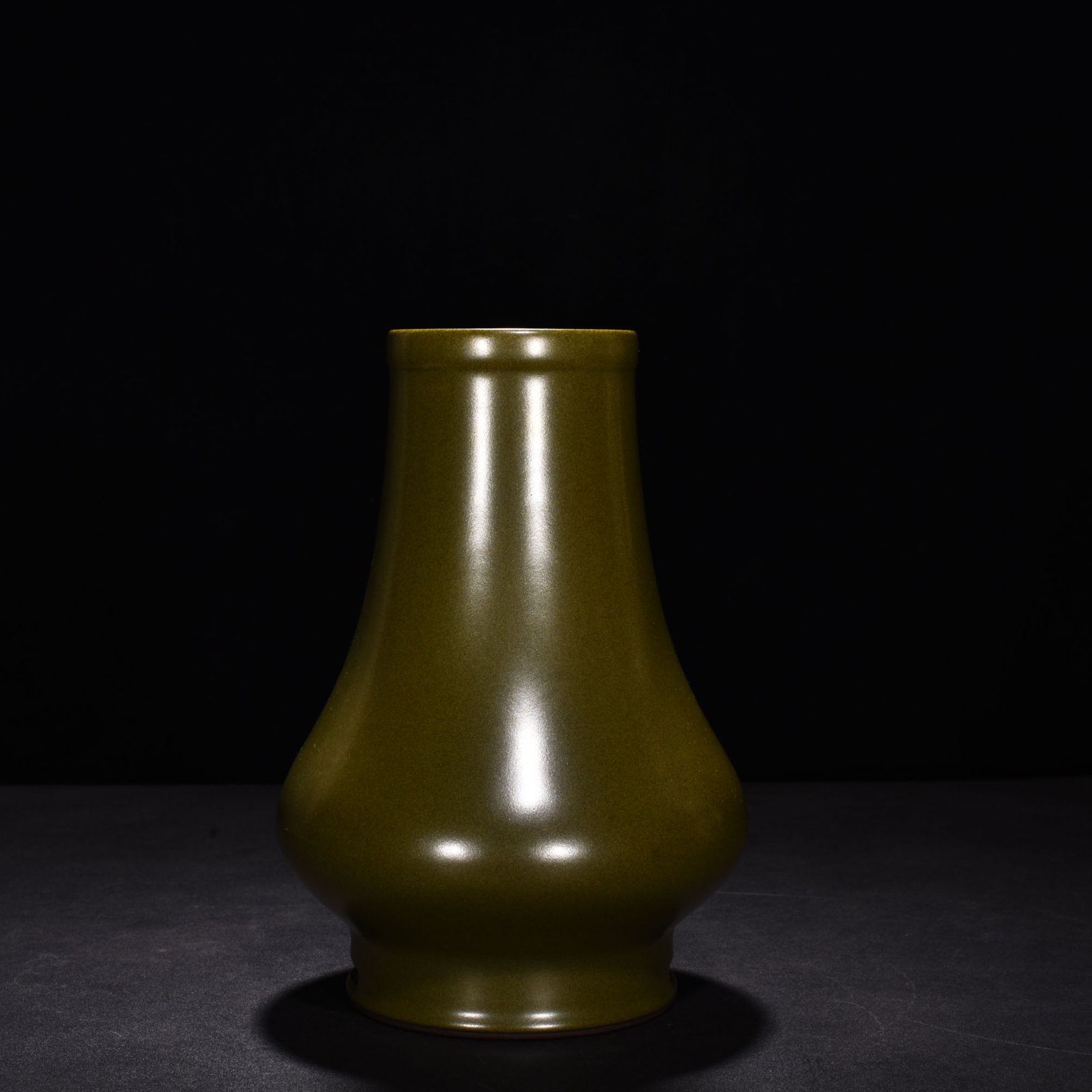 Qing Dynasty Qianlong Tea Leaves Glazed Water Chestnut Belt Zun