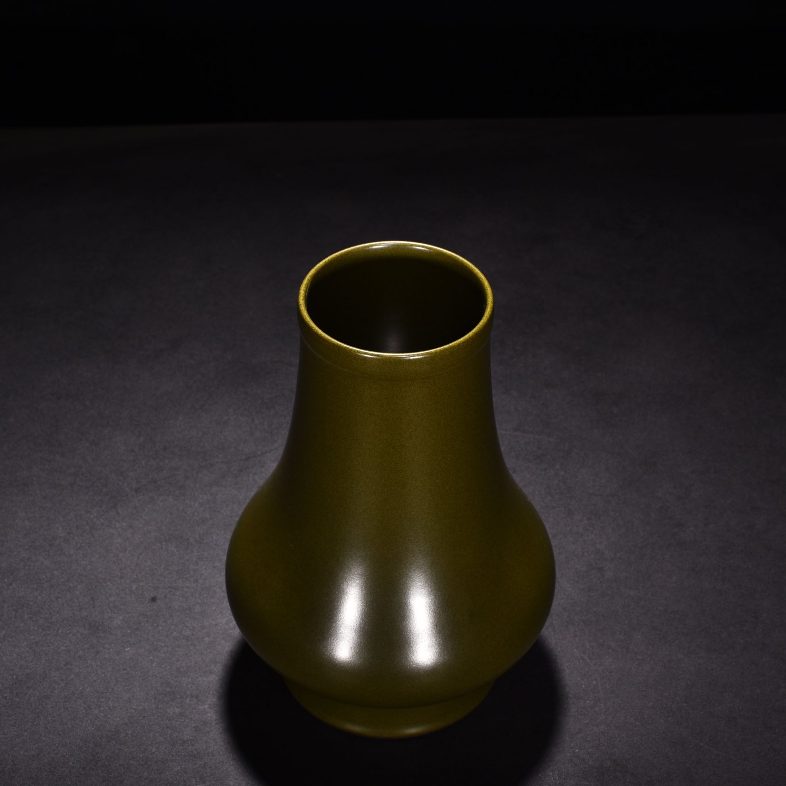 Qing Dynasty Qianlong Tea Leaves Glazed Water Chestnut Belt Zun
