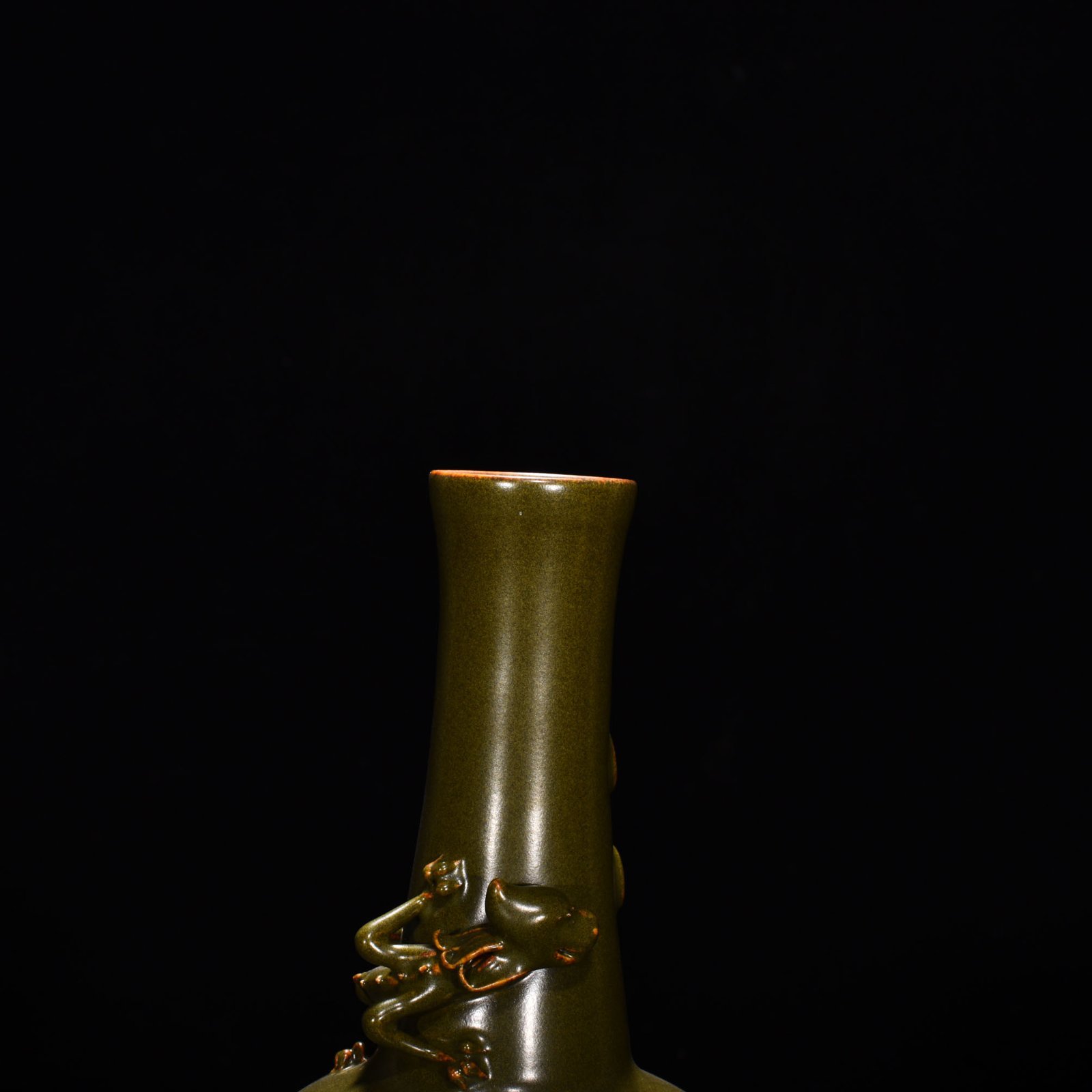 Qing Dynasty Qianlong tea powder-glazed rattle with dragon patter