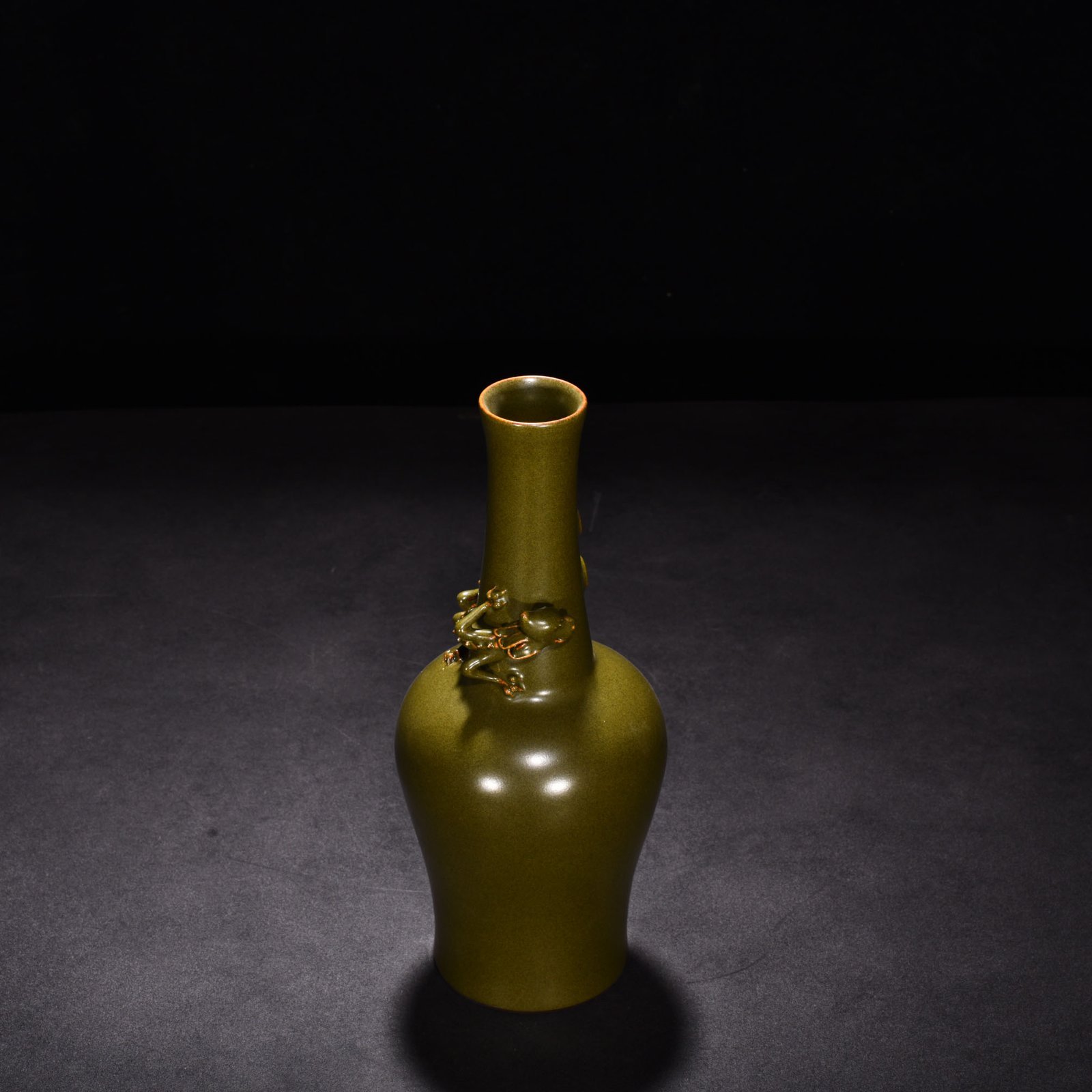 Qing Dynasty Qianlong tea powder-glazed rattle with dragon patter