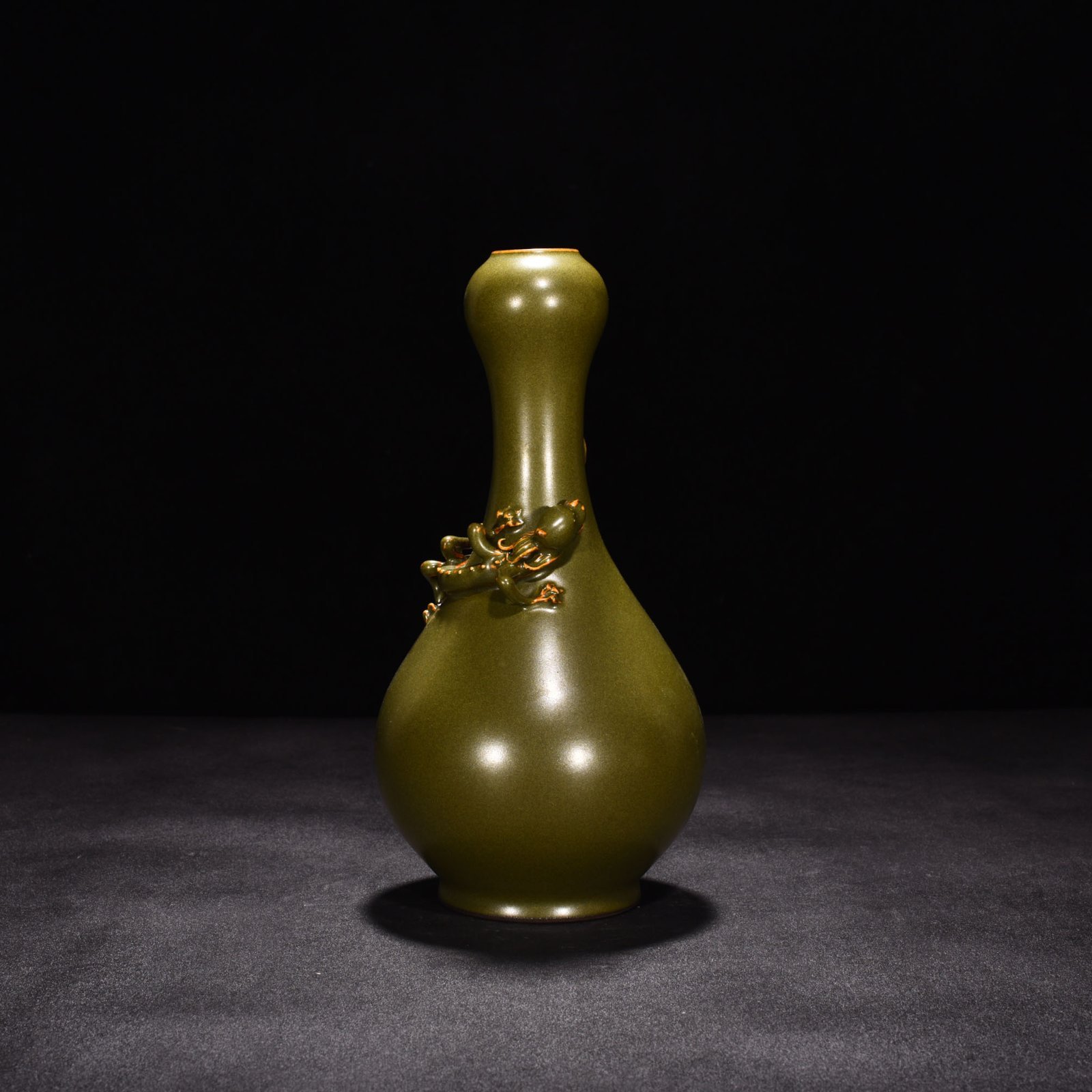 Qing Dynasty Qianlong tea powder glazed garlic bottle with chilong