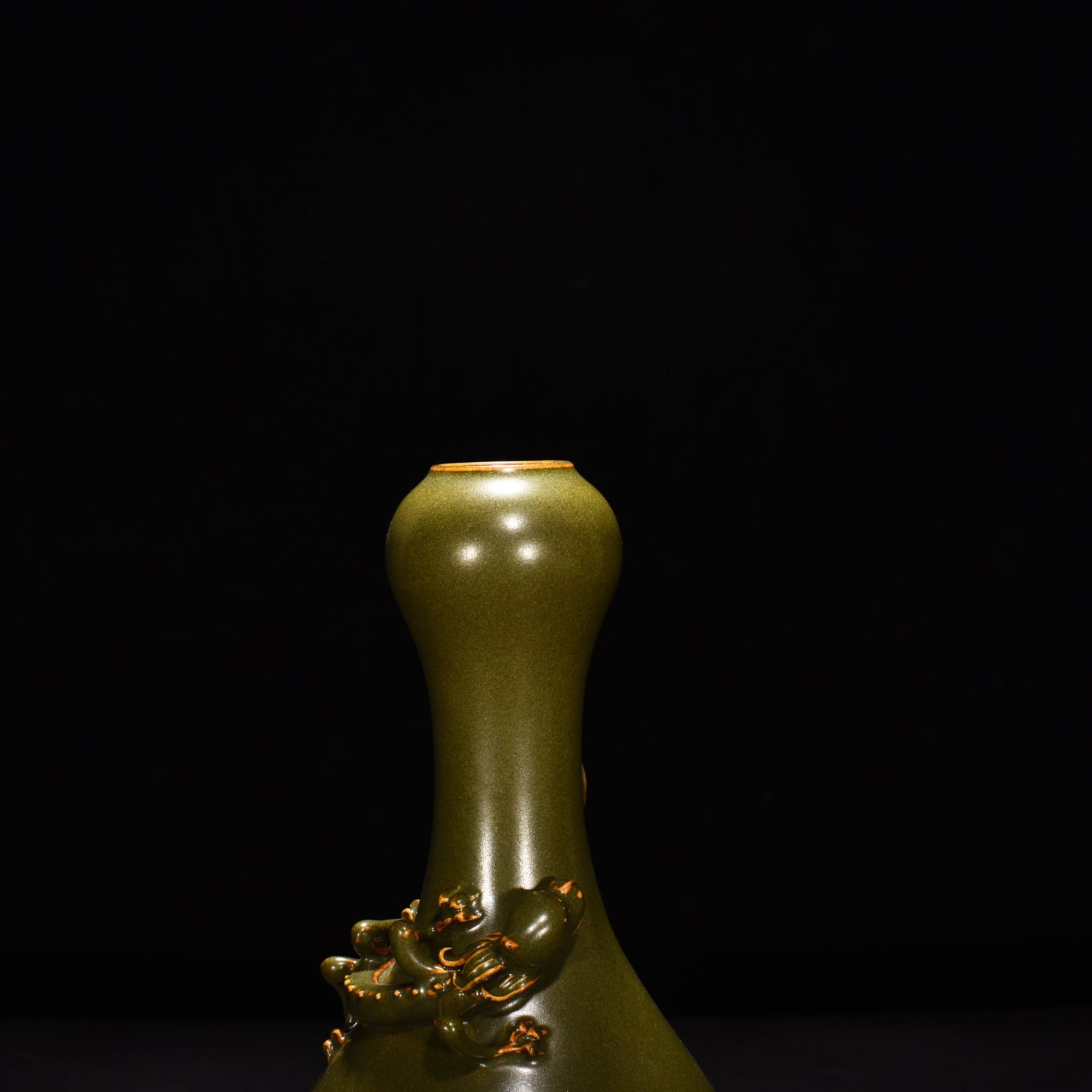 Qing Dynasty Qianlong tea powder glazed garlic bottle with chilong