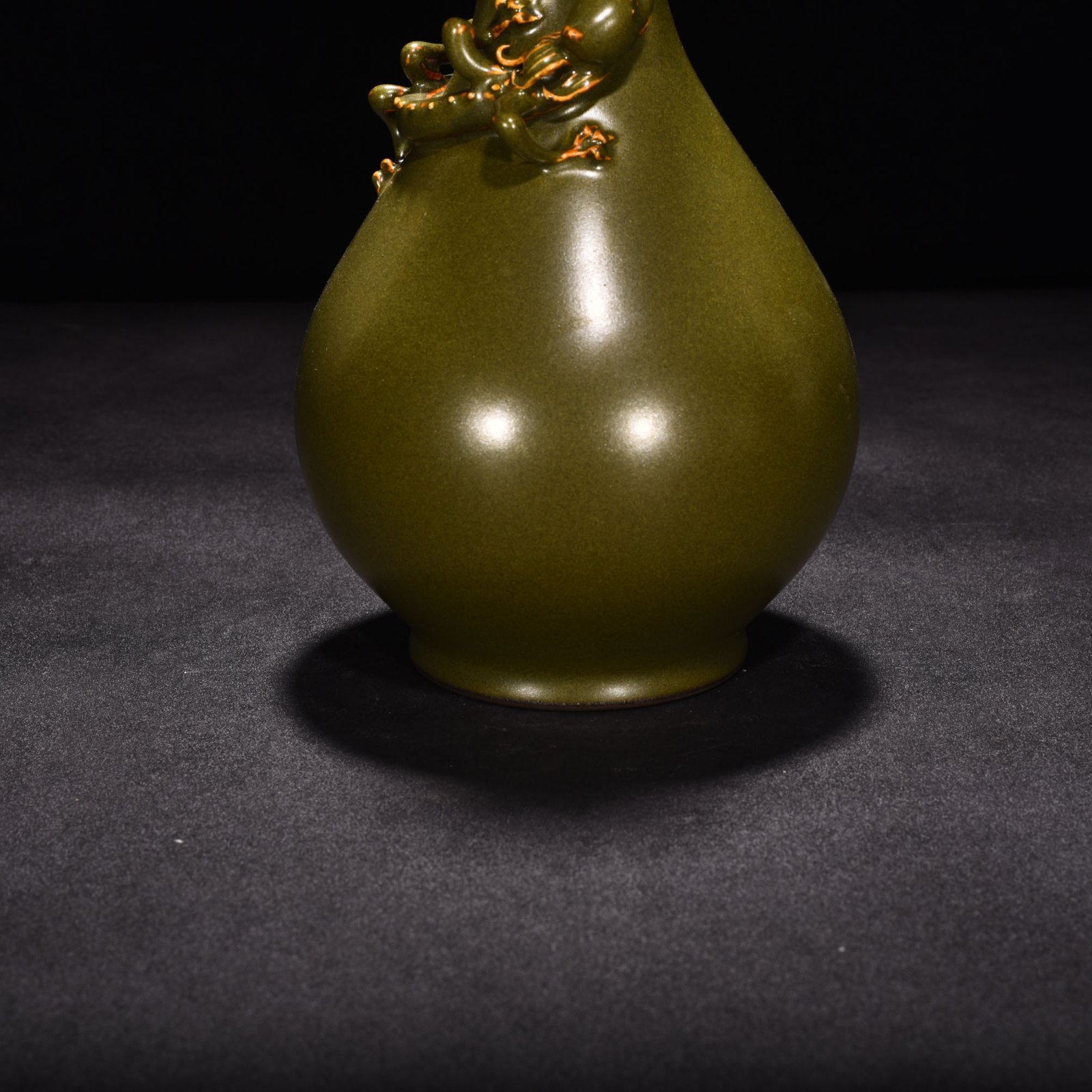 Qing Dynasty Qianlong tea powder glazed garlic bottle with chilong