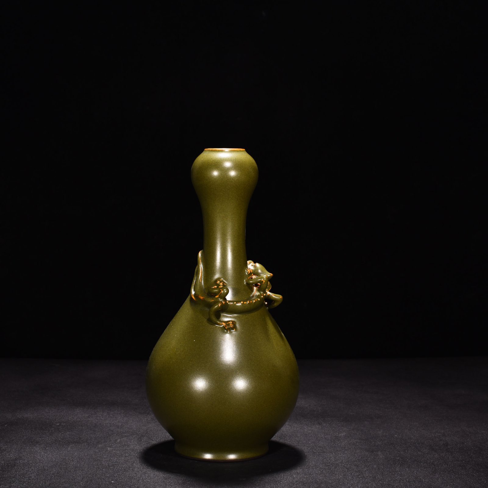Qing Dynasty Qianlong tea powder glazed garlic bottle with chilong