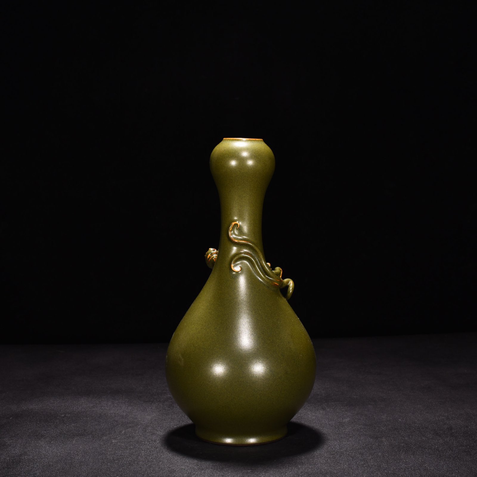 Qing Dynasty Qianlong tea powder glazed garlic bottle with chilong