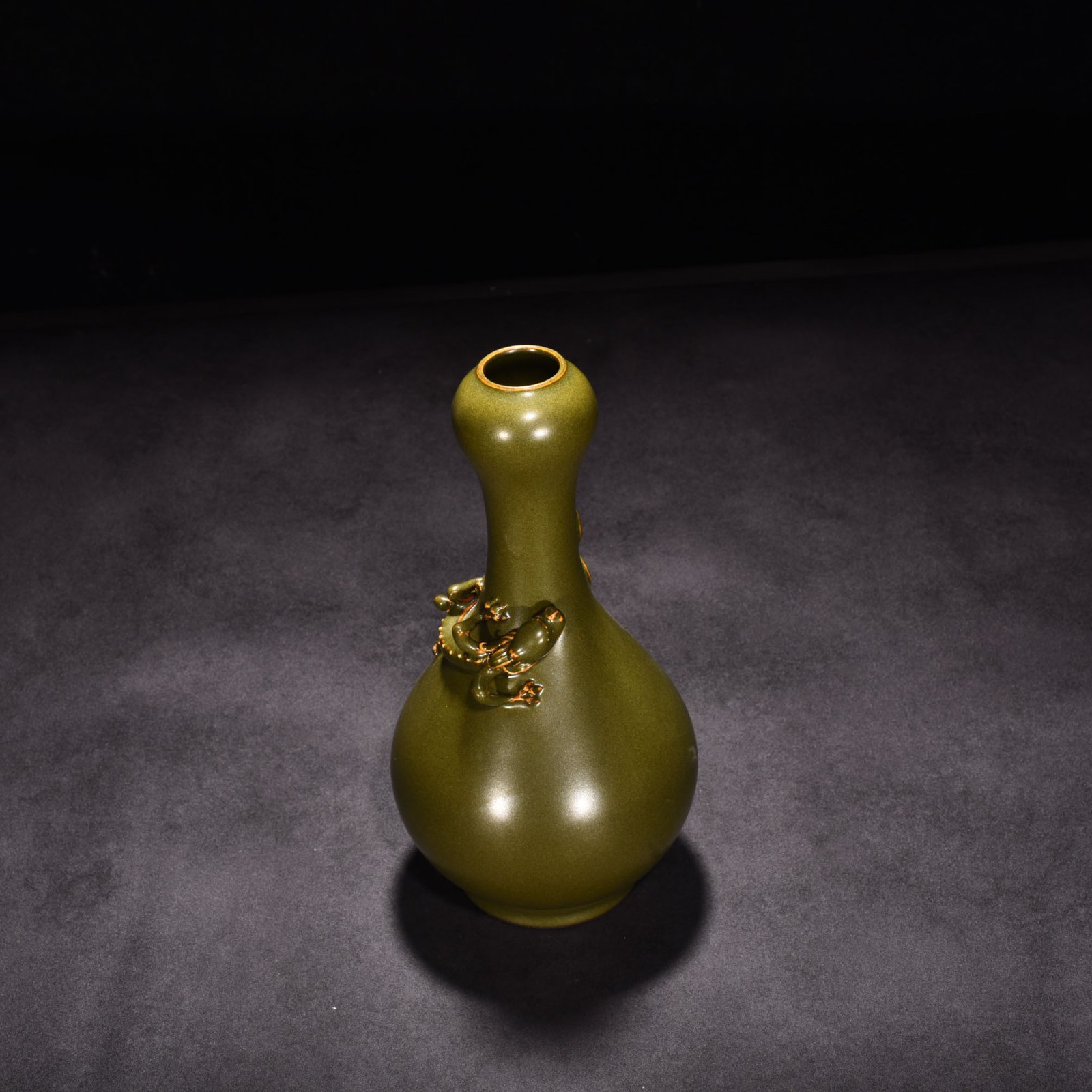 Qing Dynasty Qianlong tea powder glazed garlic bottle with chilong