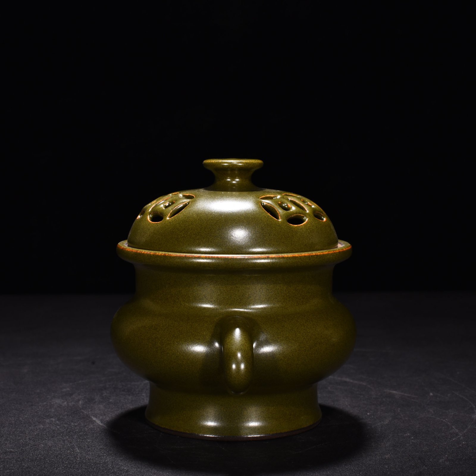 Qing Dynasty Qianlong tea powder-glazed hollow double-eared stove