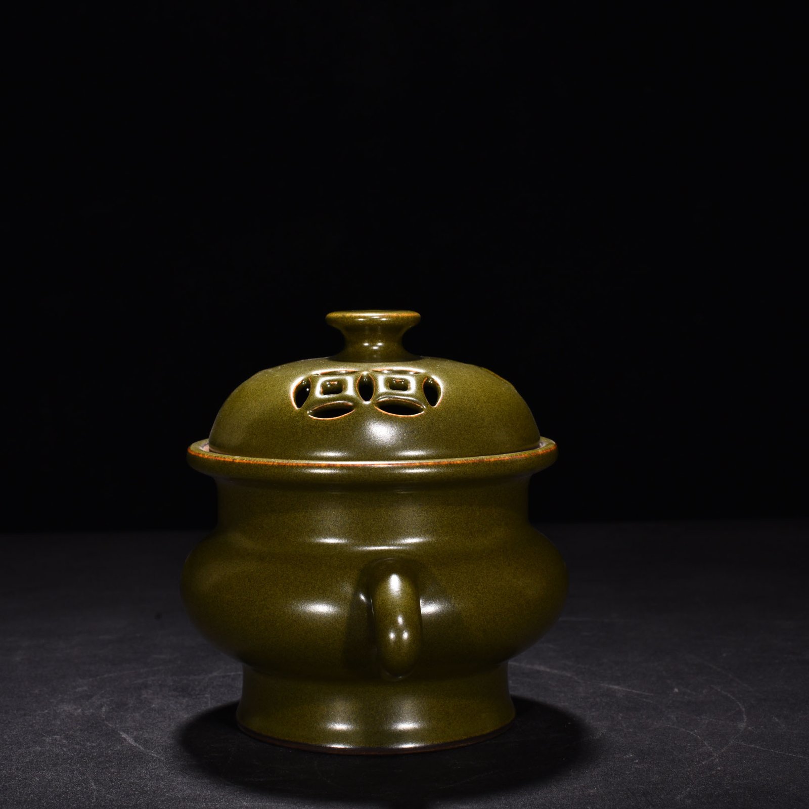 Qing Dynasty Qianlong tea powder-glazed hollow double-eared stove