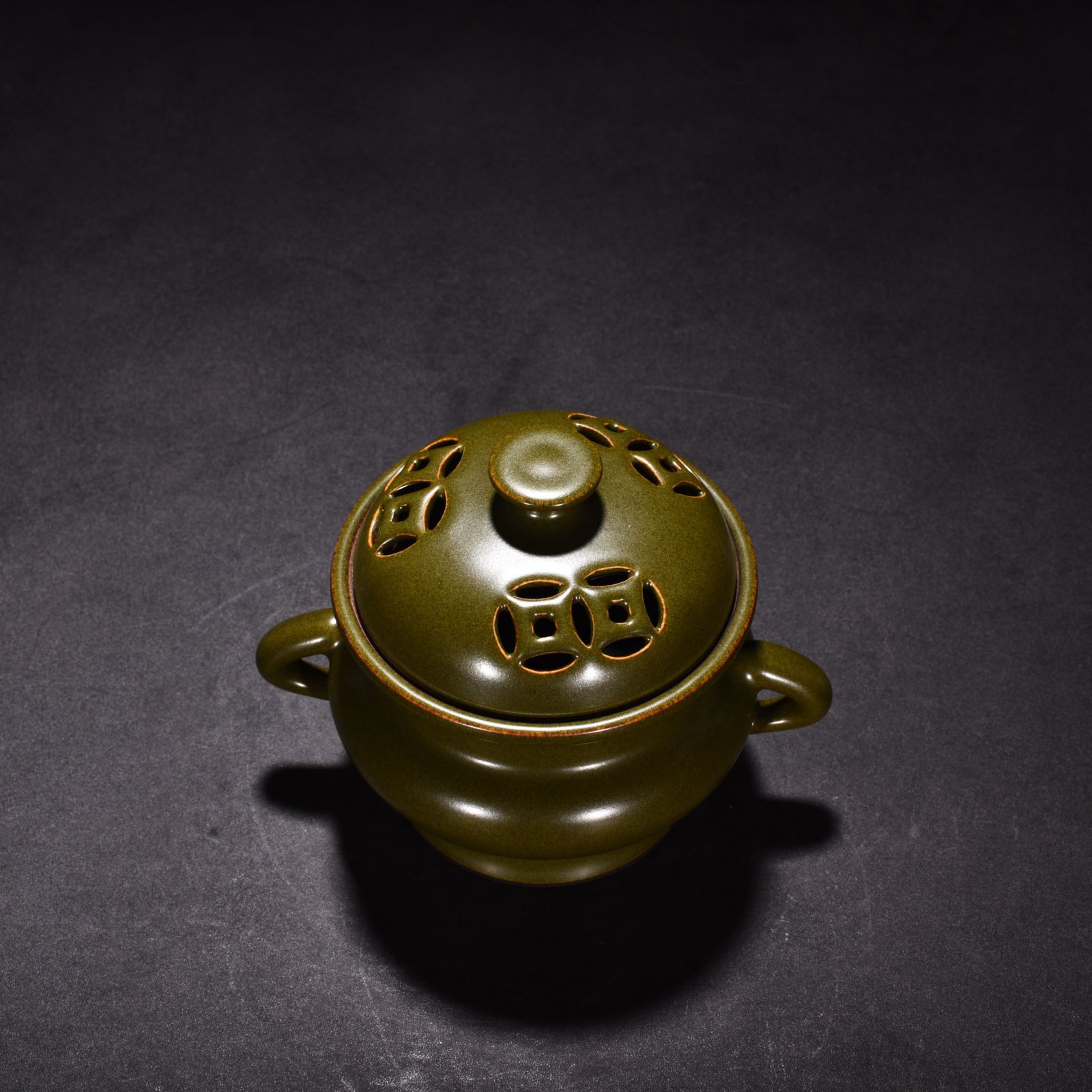 Qing Dynasty Qianlong tea powder-glazed hollow double-eared stove