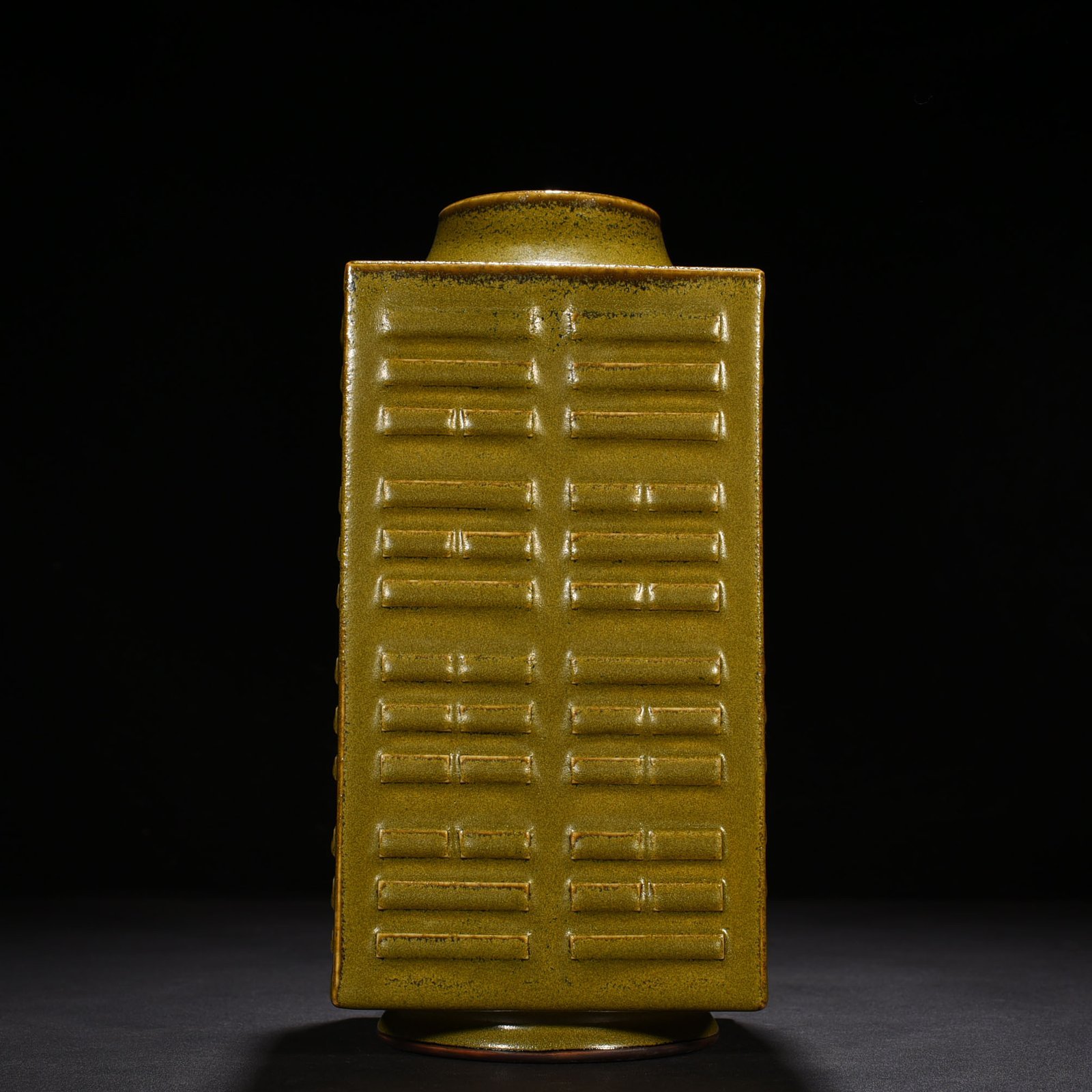 Qing Dynasty Qianlong tea eel yellow glaze Bagua Cong style bottle