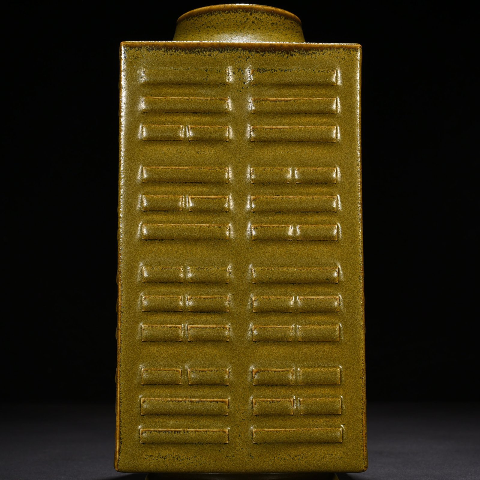 Qing Dynasty Qianlong tea eel yellow glaze Bagua Cong style bottle