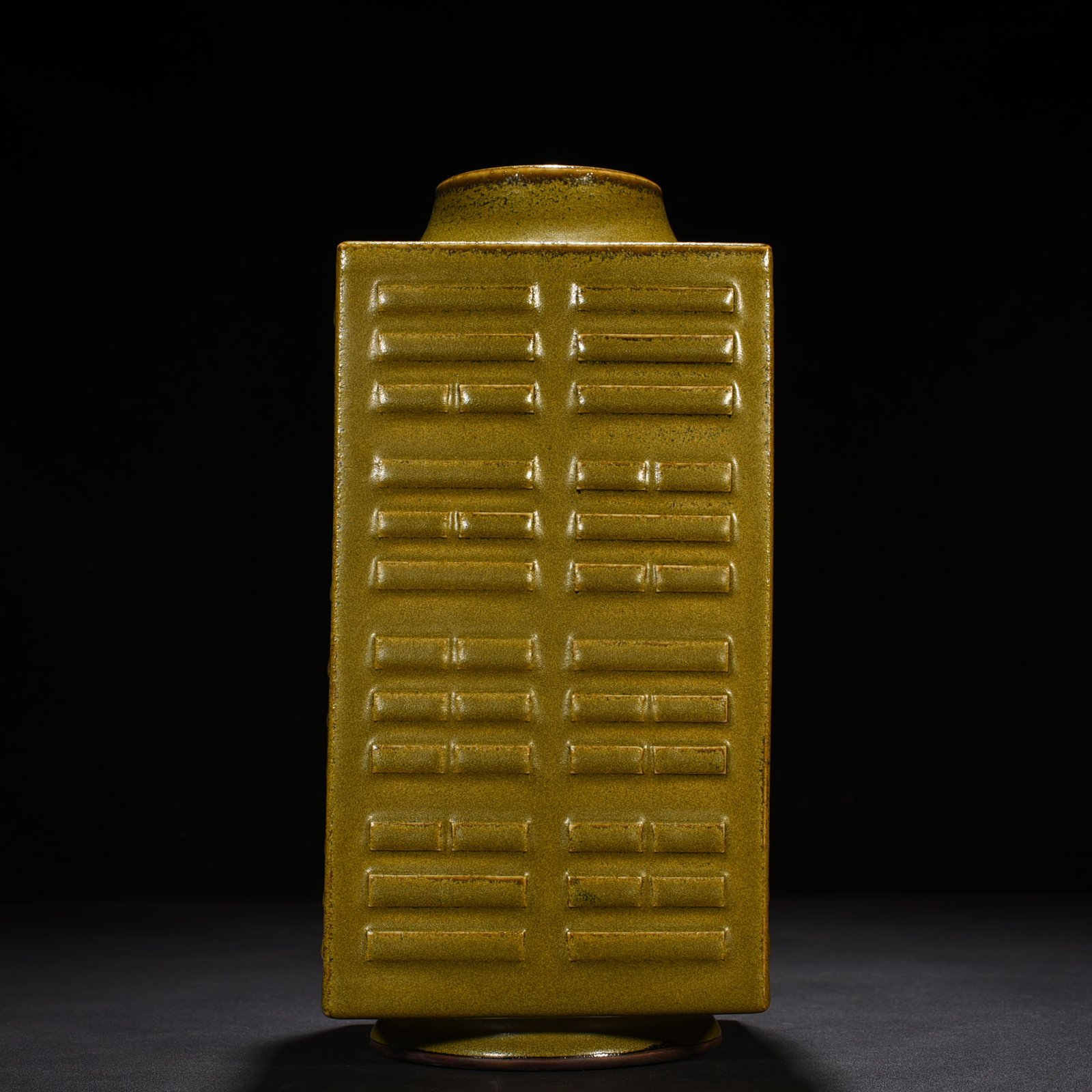 Qing Dynasty Qianlong tea eel yellow glaze Bagua Cong style bottle
