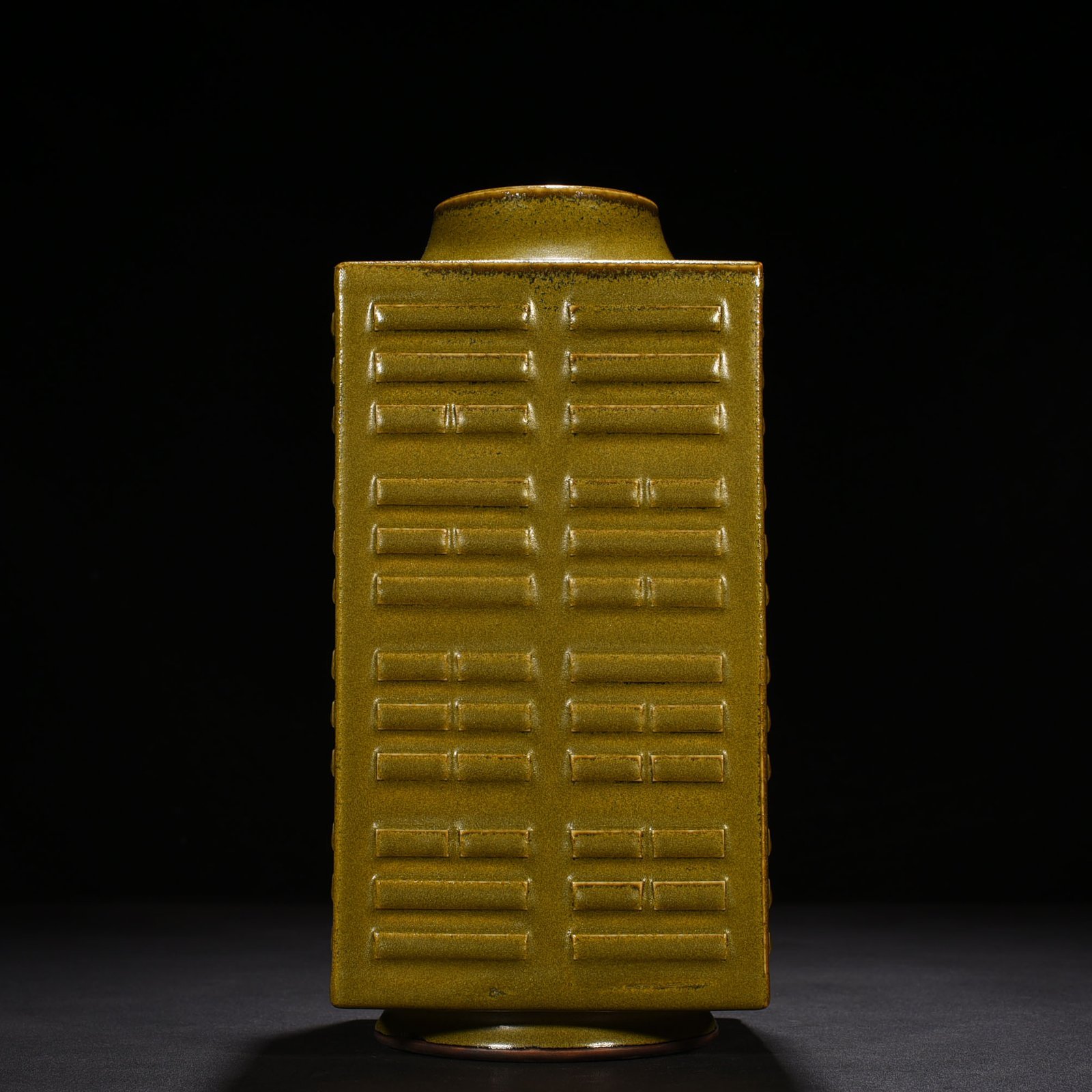 Qing Dynasty Qianlong tea eel yellow glaze Bagua Cong style bottle