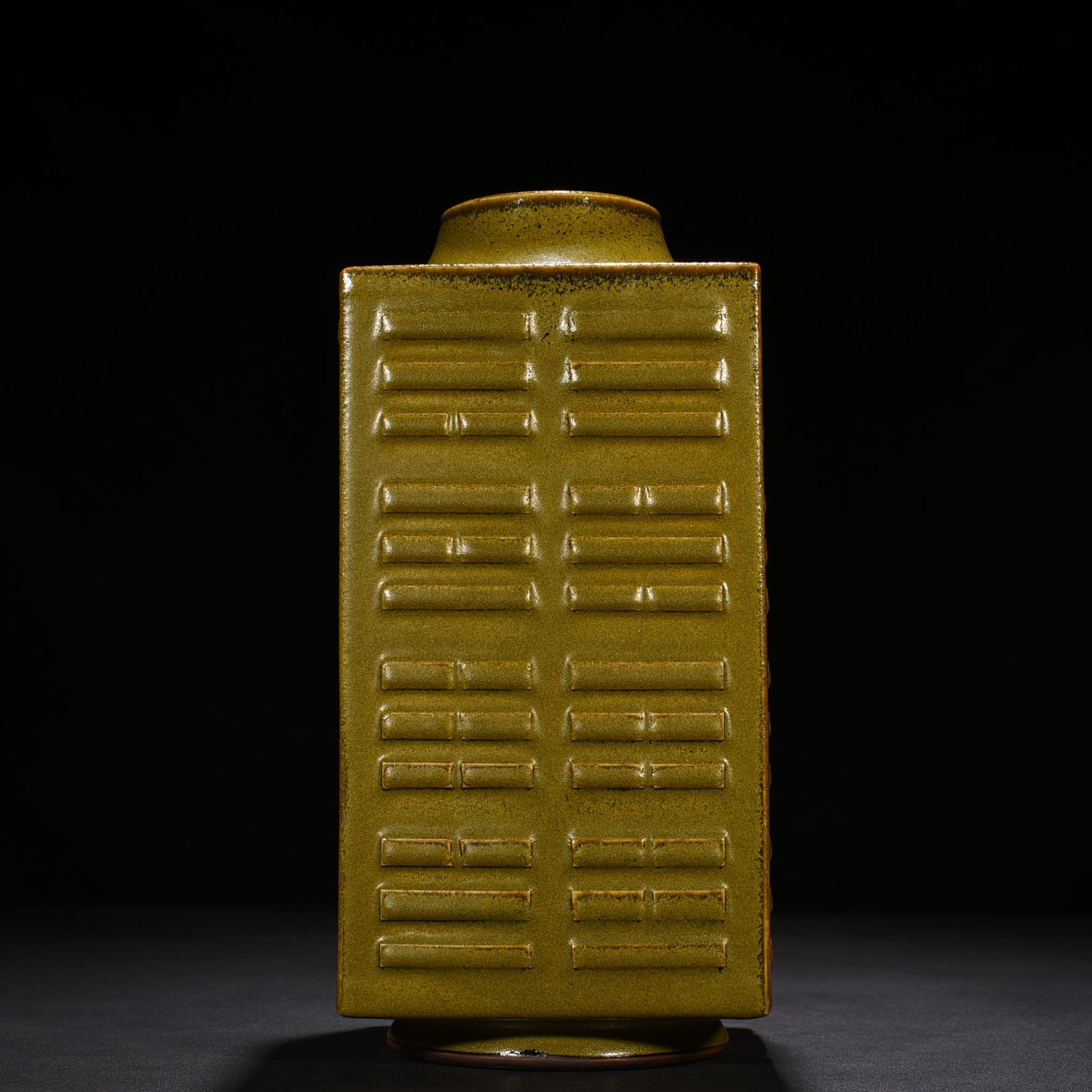 Qing Dynasty Qianlong tea eel yellow glaze Bagua Cong style bottle
