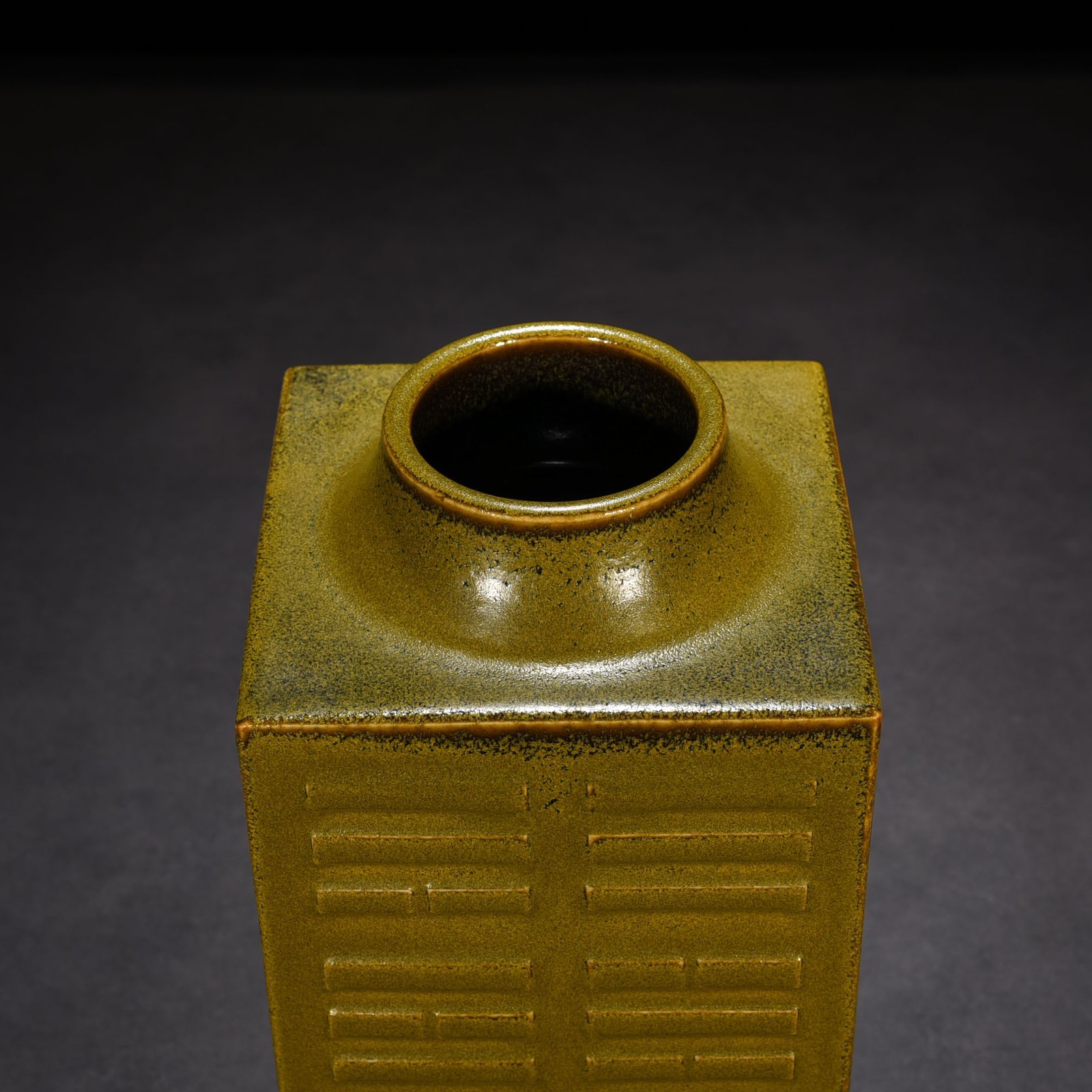 Qing Dynasty Qianlong tea eel yellow glaze Bagua Cong style bottle