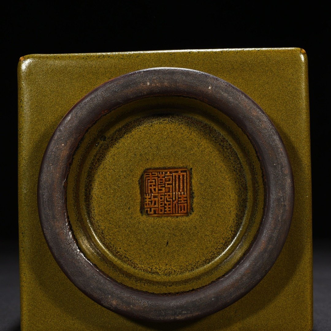 Qing Dynasty Qianlong tea eel yellow glaze Bagua Cong style bottle