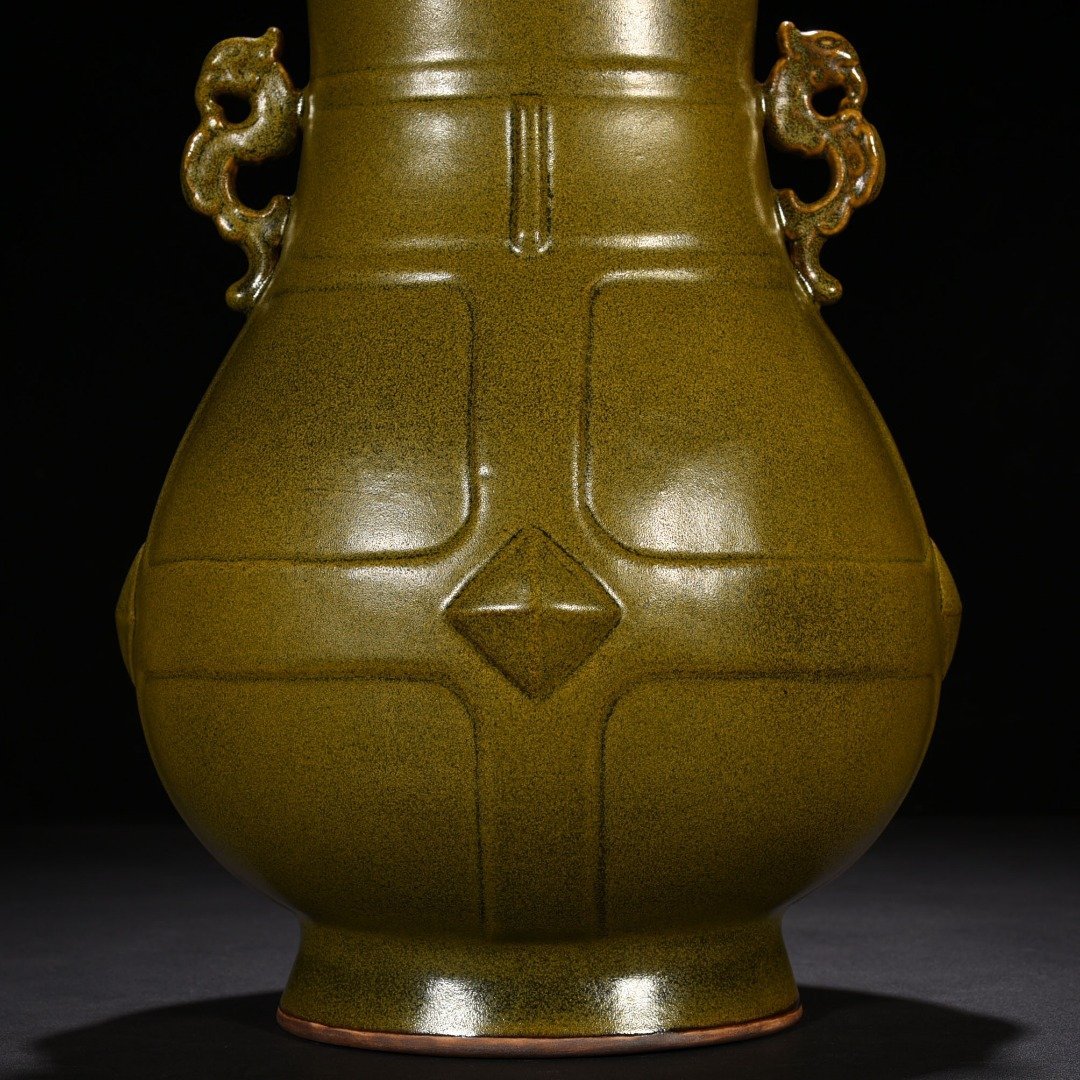 Qing Dynasty Qianlong Tea Leaves Yellow Glazed Double Dragon Ears Zu
