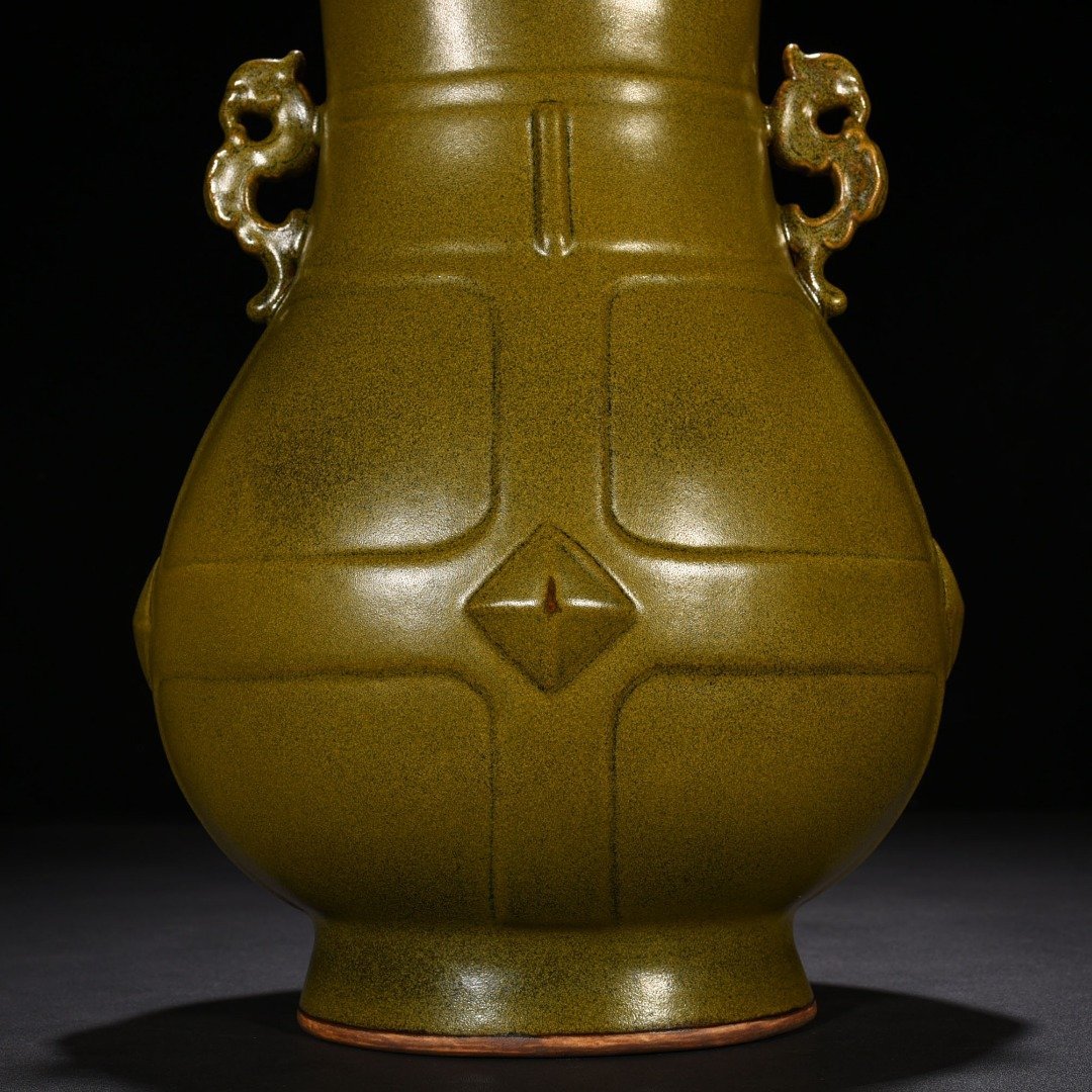 Qing Dynasty Qianlong Tea Leaves Yellow Glazed Double Dragon Ears Zu