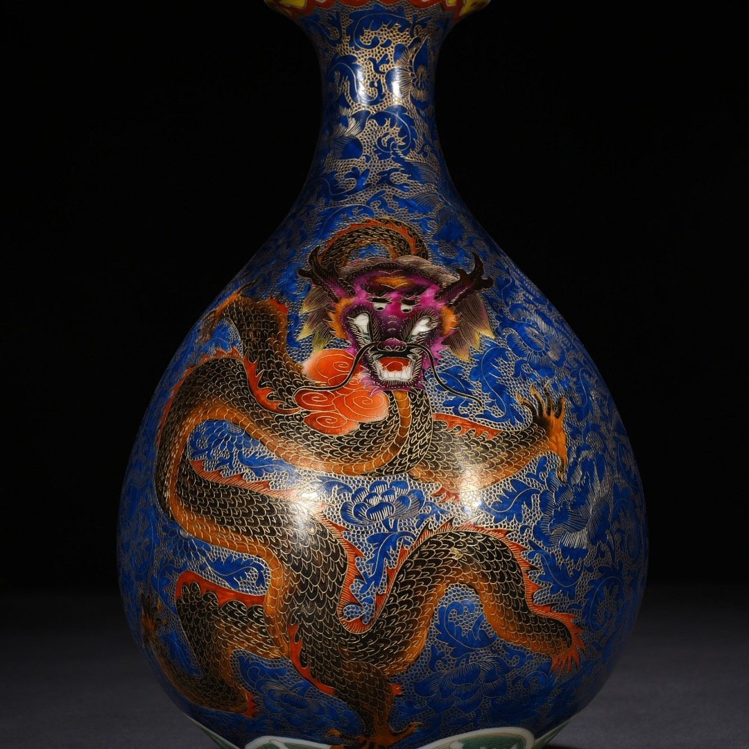 Qing Dynasty Qianlong blue ground gold silk enamel blue dragon godson dragon vase