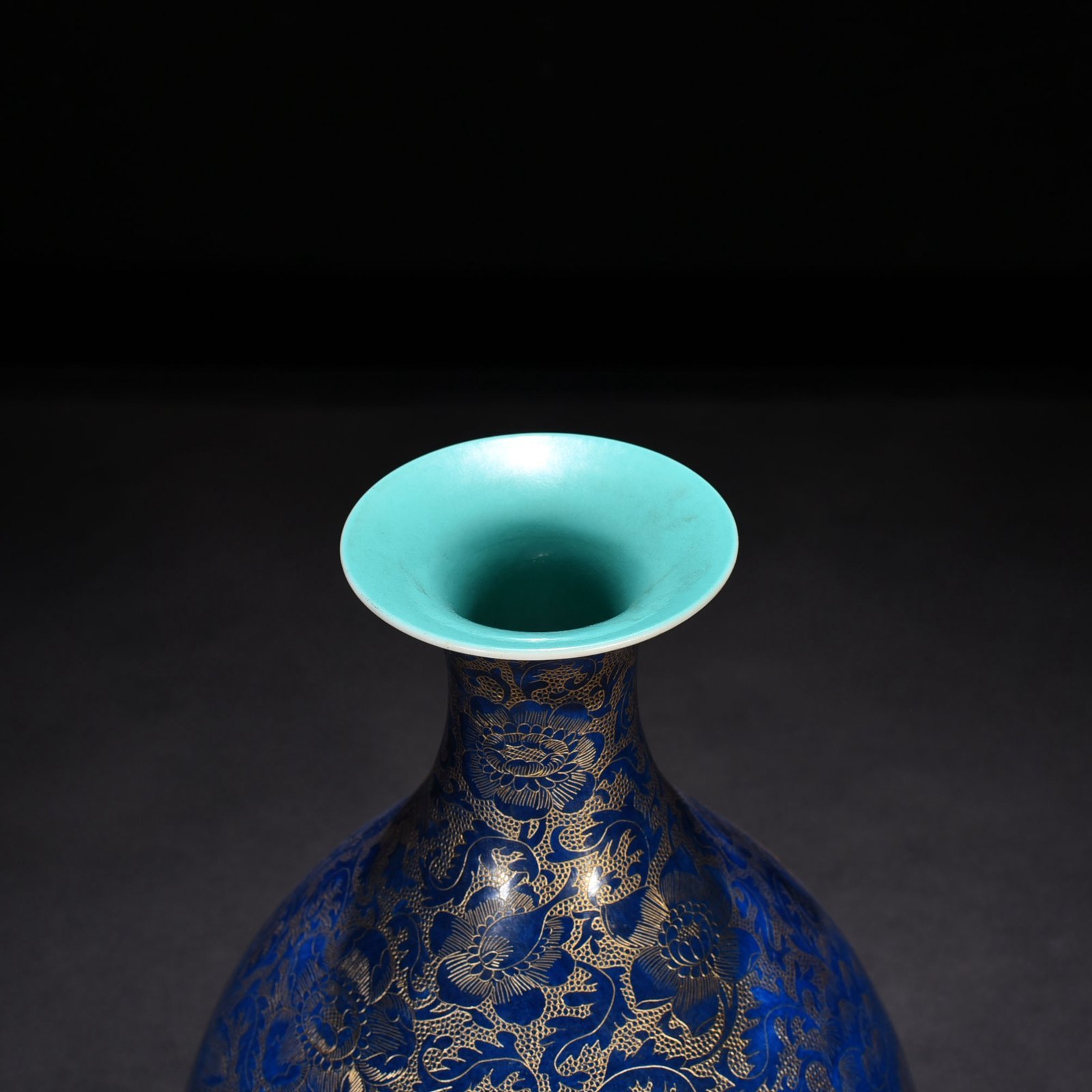 Qing Dynasty Qianlong blue ground gold silk enamel blue dragon godson dragon vase